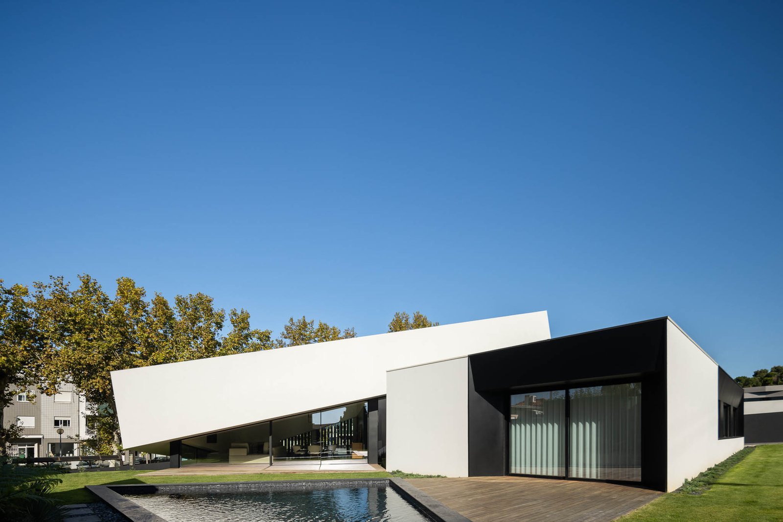 Casa Tilt em Gondomar com arquitectura Mutant e fotografias de I