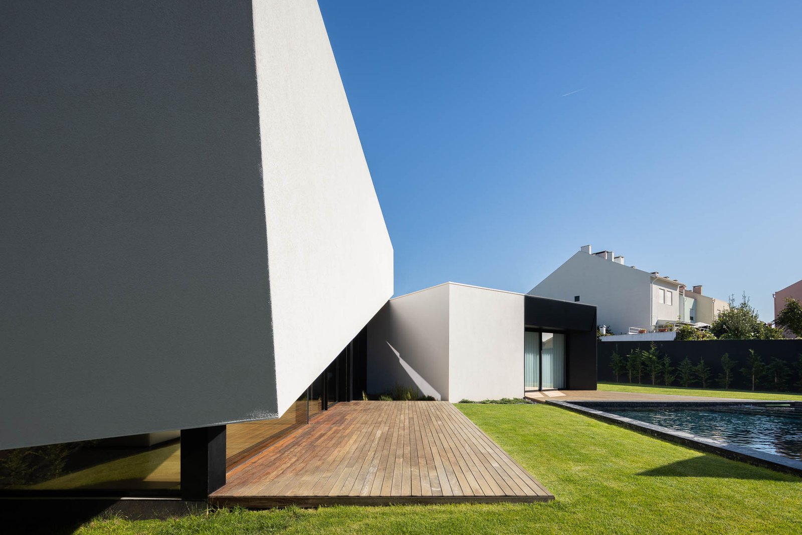Casa Tilt em Gondomar com arquitectura Mutant e fotografias de I