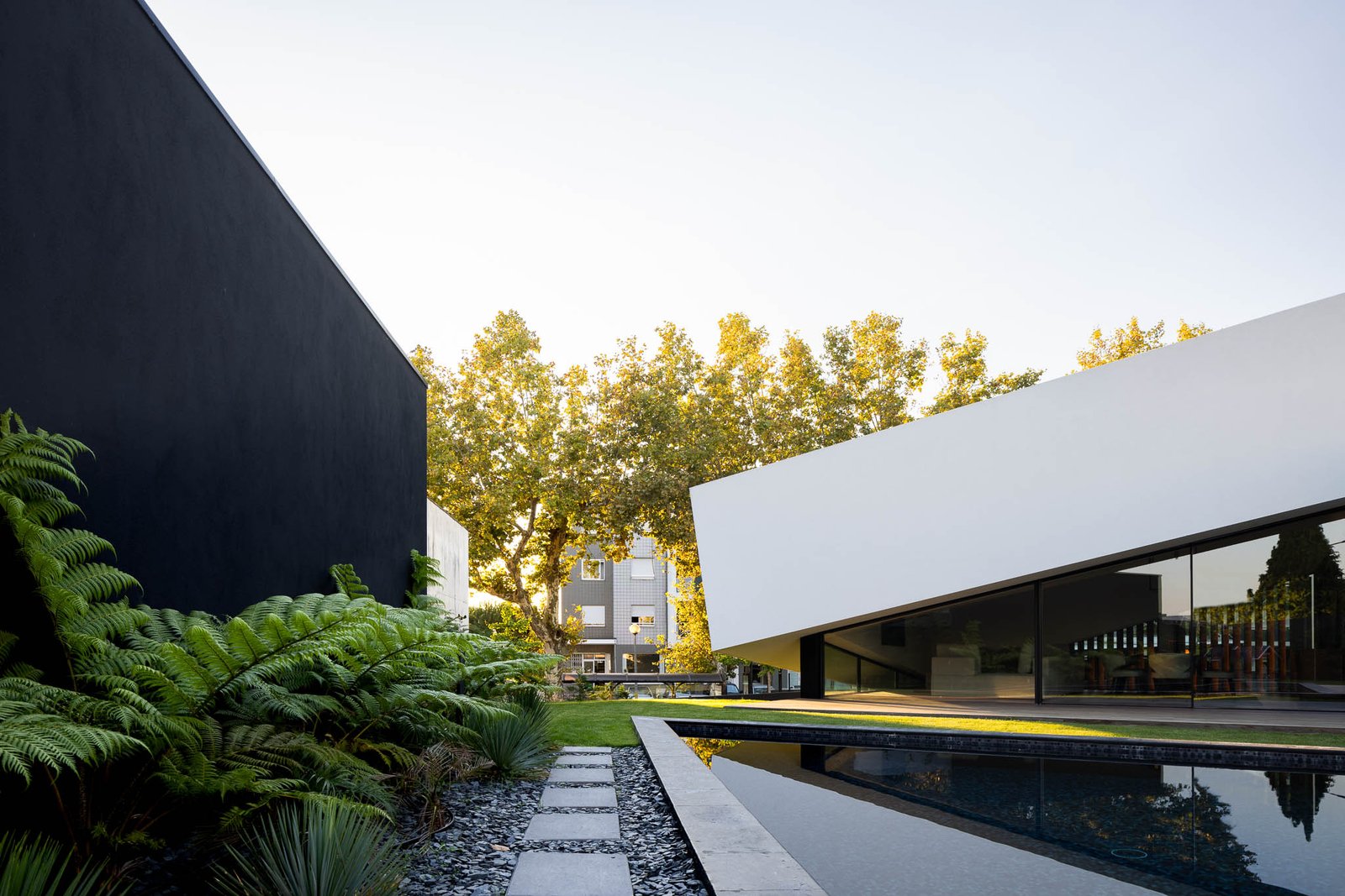 Casa Tilt em Gondomar com arquitectura Mutant e fotografias de I
