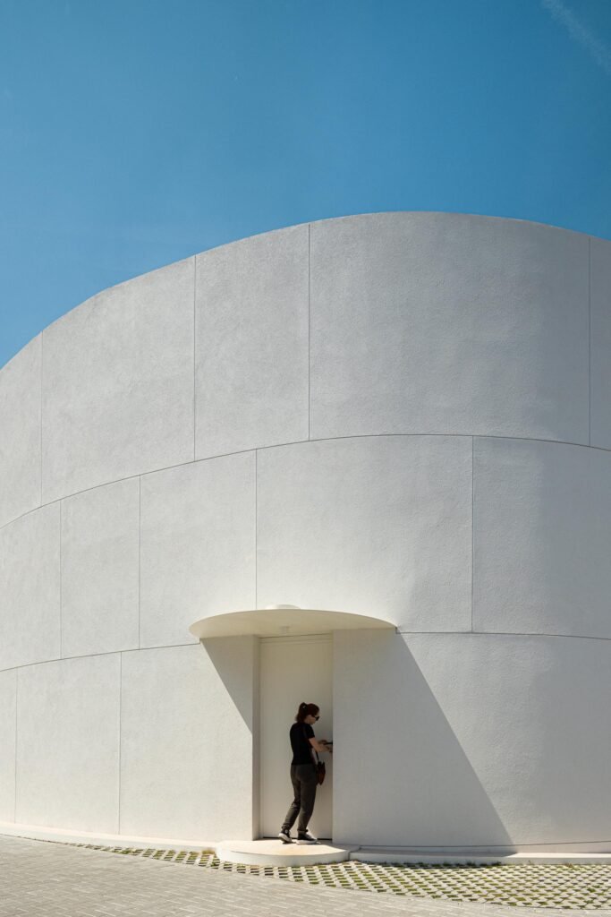 Farm&aacute;cia S&atilde;o Jo&atilde;o arquitetura Tsou Arquitectos e fotografia Ivo Tavares
