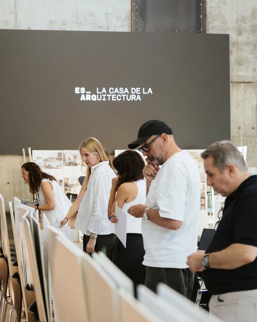 Jurado durante el proceso de selecci&oacute;n de proyectos de la XIV BIAU 2026 en La Casa de la Arquitectura