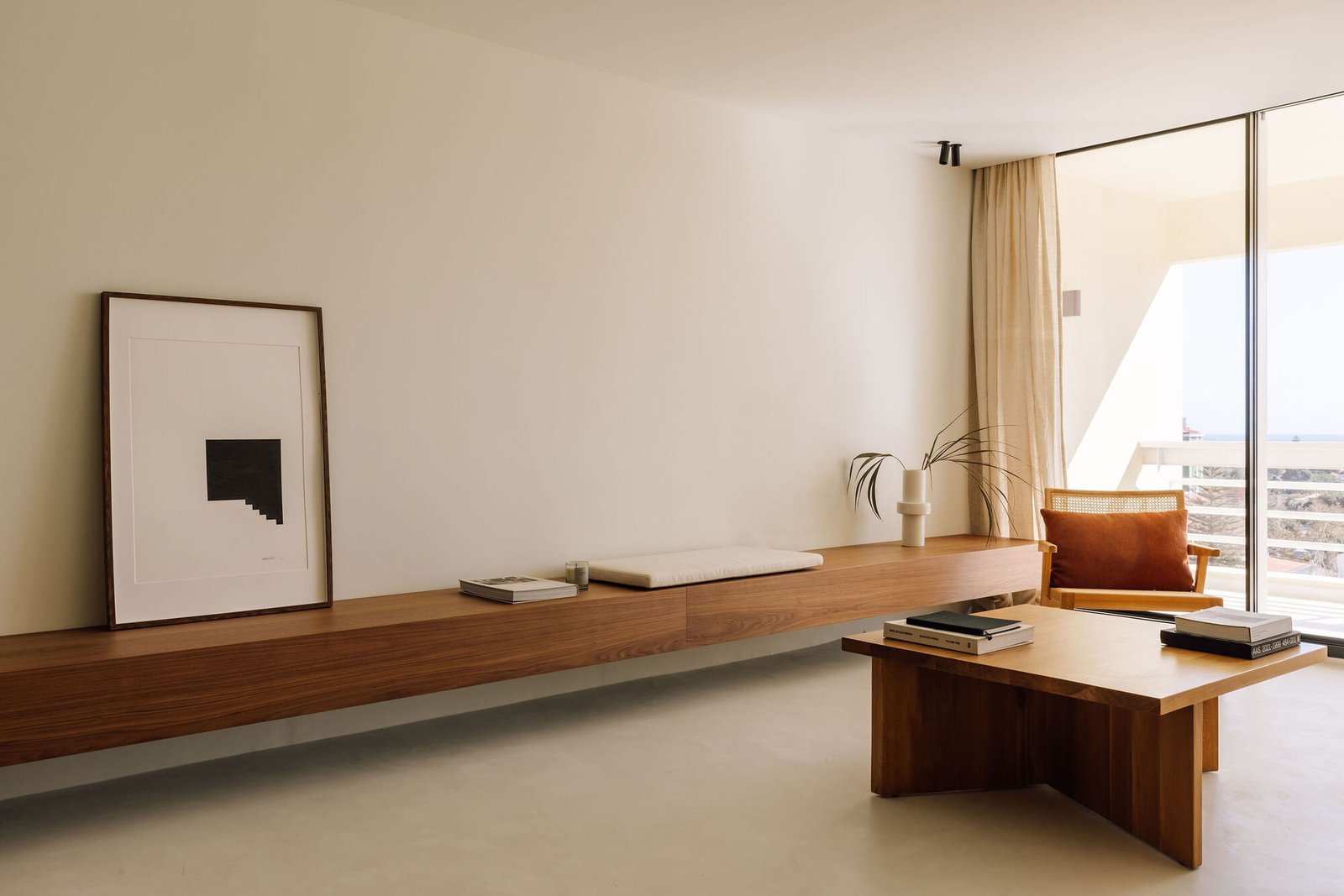 Interior del Apartamento ED en Cascais diseñado por Nuno Nascimento Arquitectos