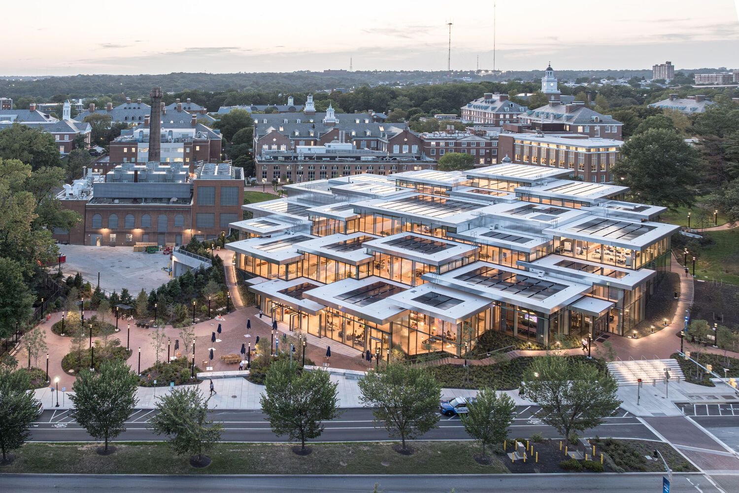 Bloomberg Student Center de BIG en Johns Hopkins University con sus cubiertas escalonadas