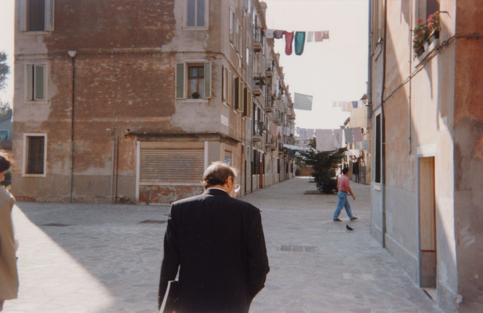 alternativo: Álvaro Siza visitando el proyecto de viviendas Campo di Marte en Giudecca en 1995