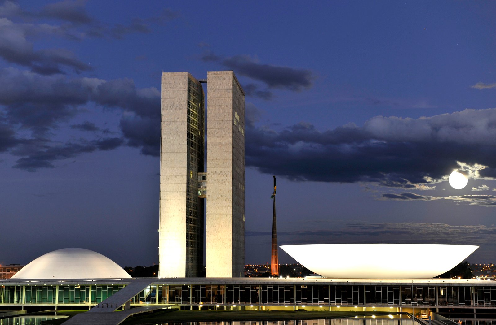 Congresso_Nacional_do_Brasil_em_noite_de_lua_cheia