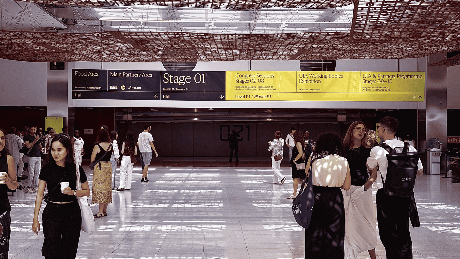 Interior del Congreso Mundial de Arquitectos UIA Barcelona 2026 con asistentes y se&ntilde;al&eacute;tica de los espacios del programa