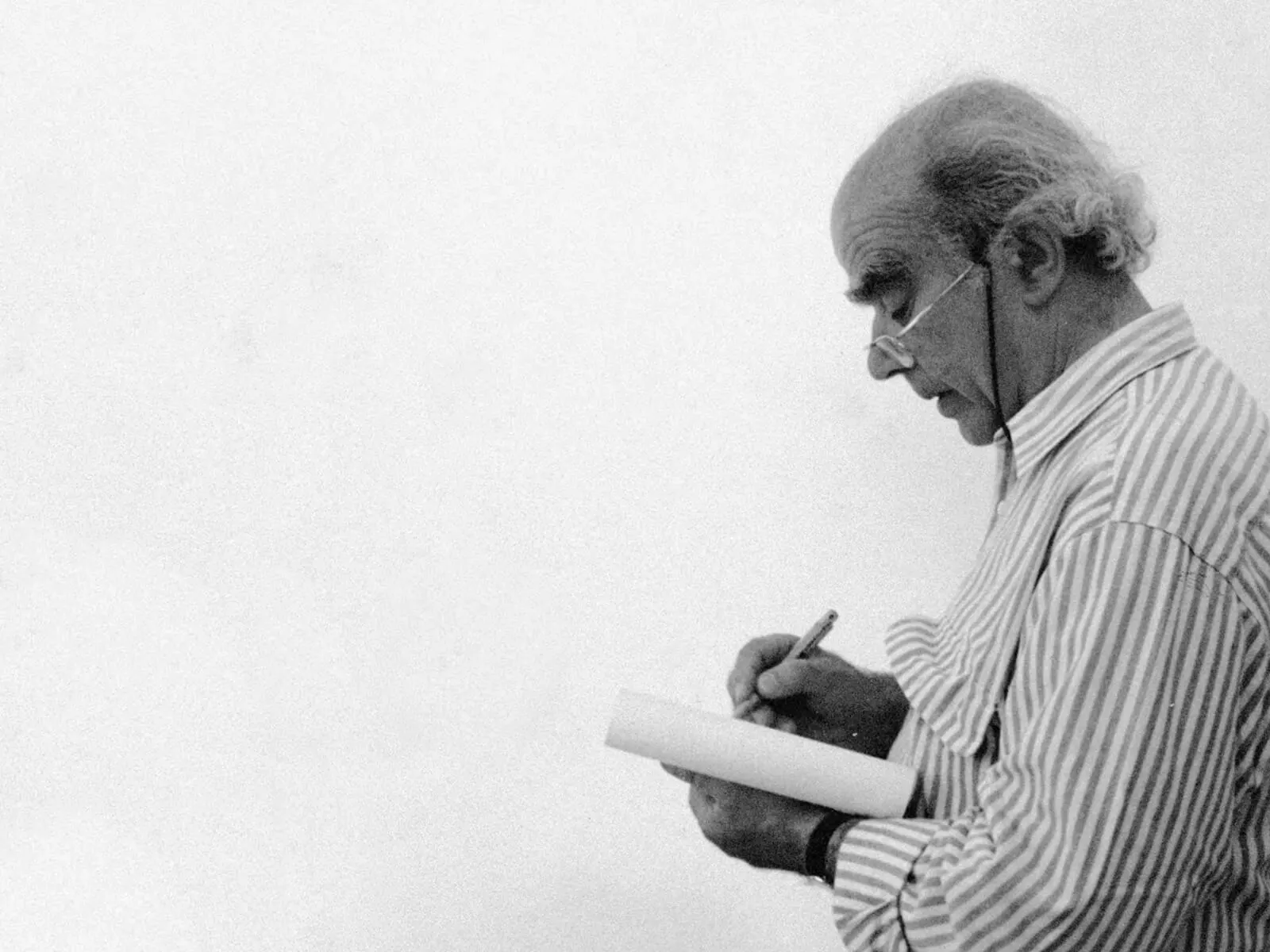 Fernando T&aacute;vora dibujando en una libreta