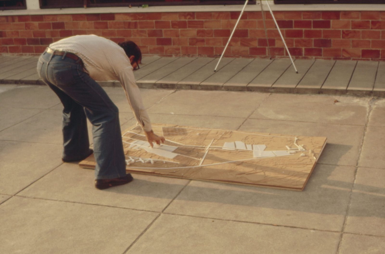 &Aacute;lvaro Siza examinando una maqueta de Quinta da Malagueira en su estudio de la Rua da Alegria, Oporto