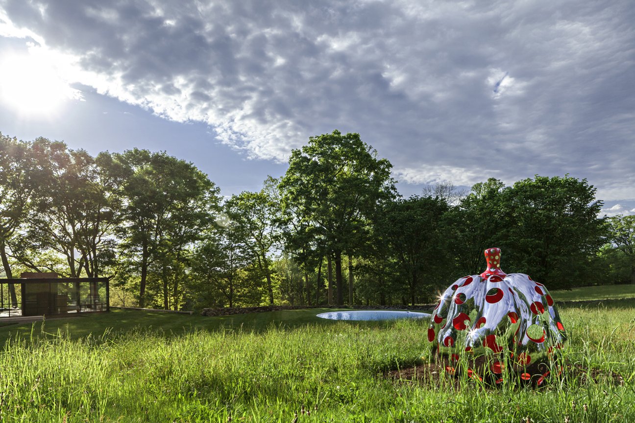 Intervenci&oacute;n de Yayoi Kusama sobre la Glass House de Philip Johnson