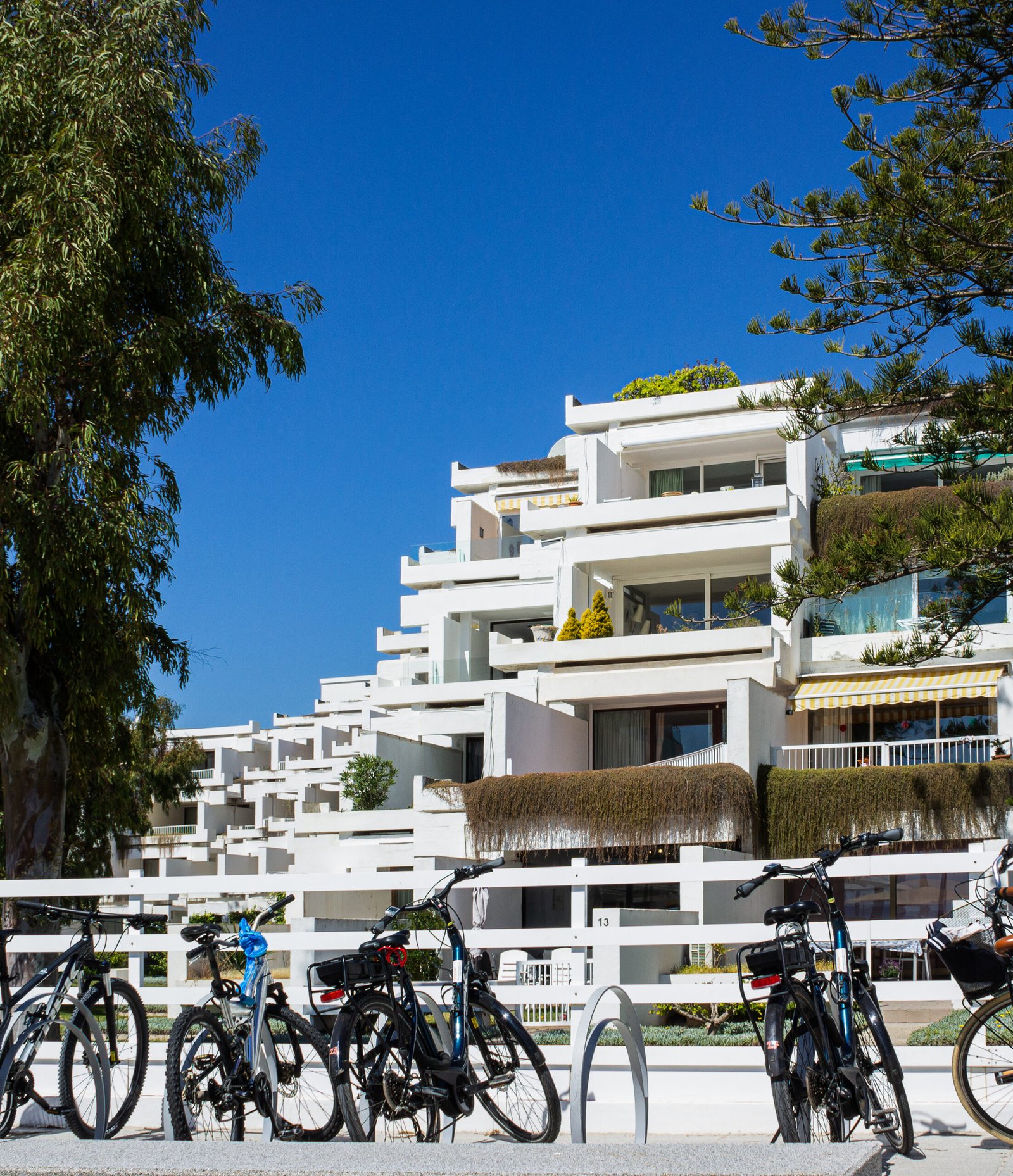Ciudad Blanca de Francisco Javier S&aacute;enz de O&iacute;za en Alc&uacute;dia, Mallorca, fotografiada por Adri&aacute;n Sempere