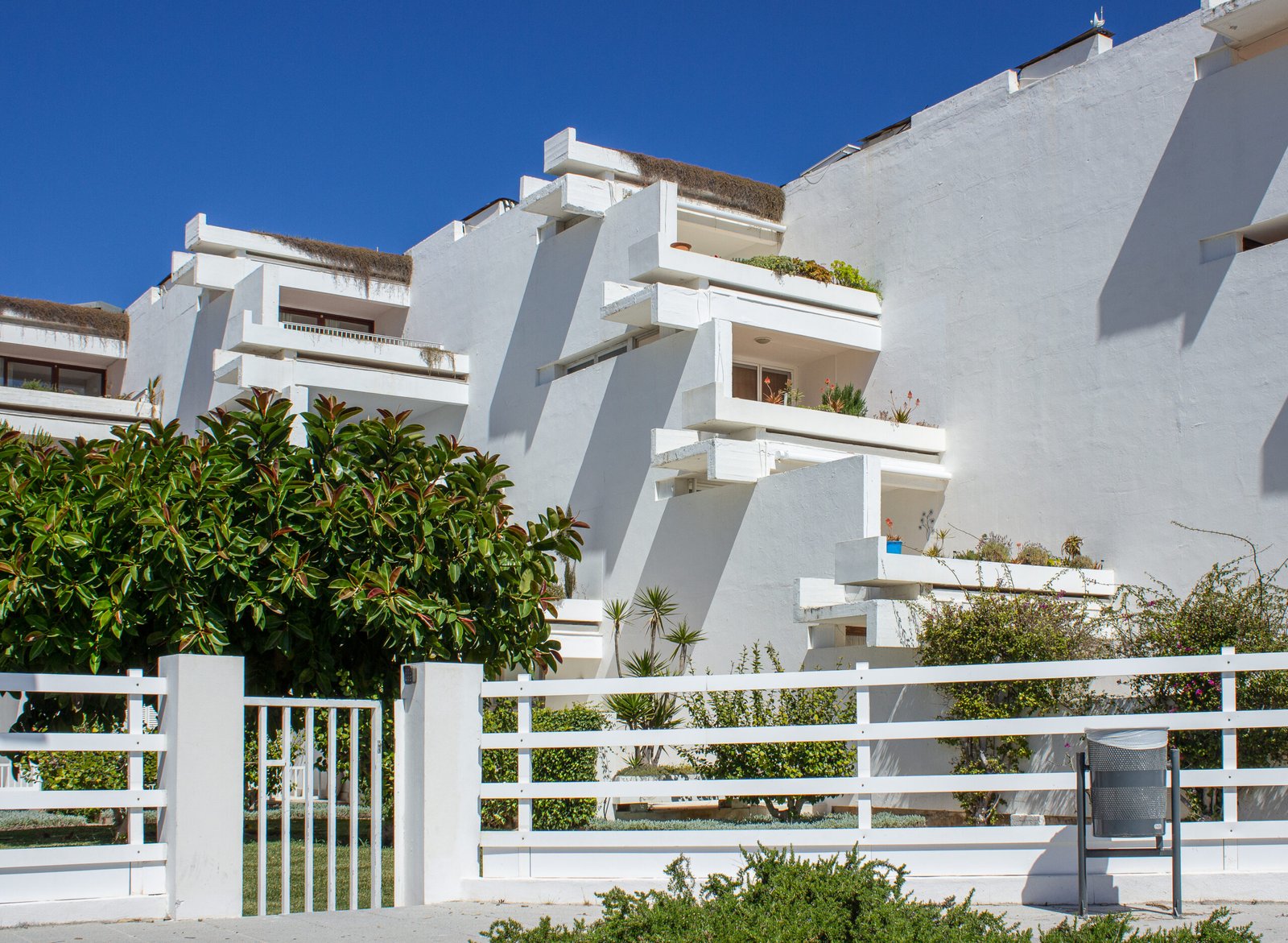Ciudad Blanca de Francisco Javier S&aacute;enz de O&iacute;za en Alc&uacute;dia, Mallorca, fotografiada por Adri&aacute;n Sempere