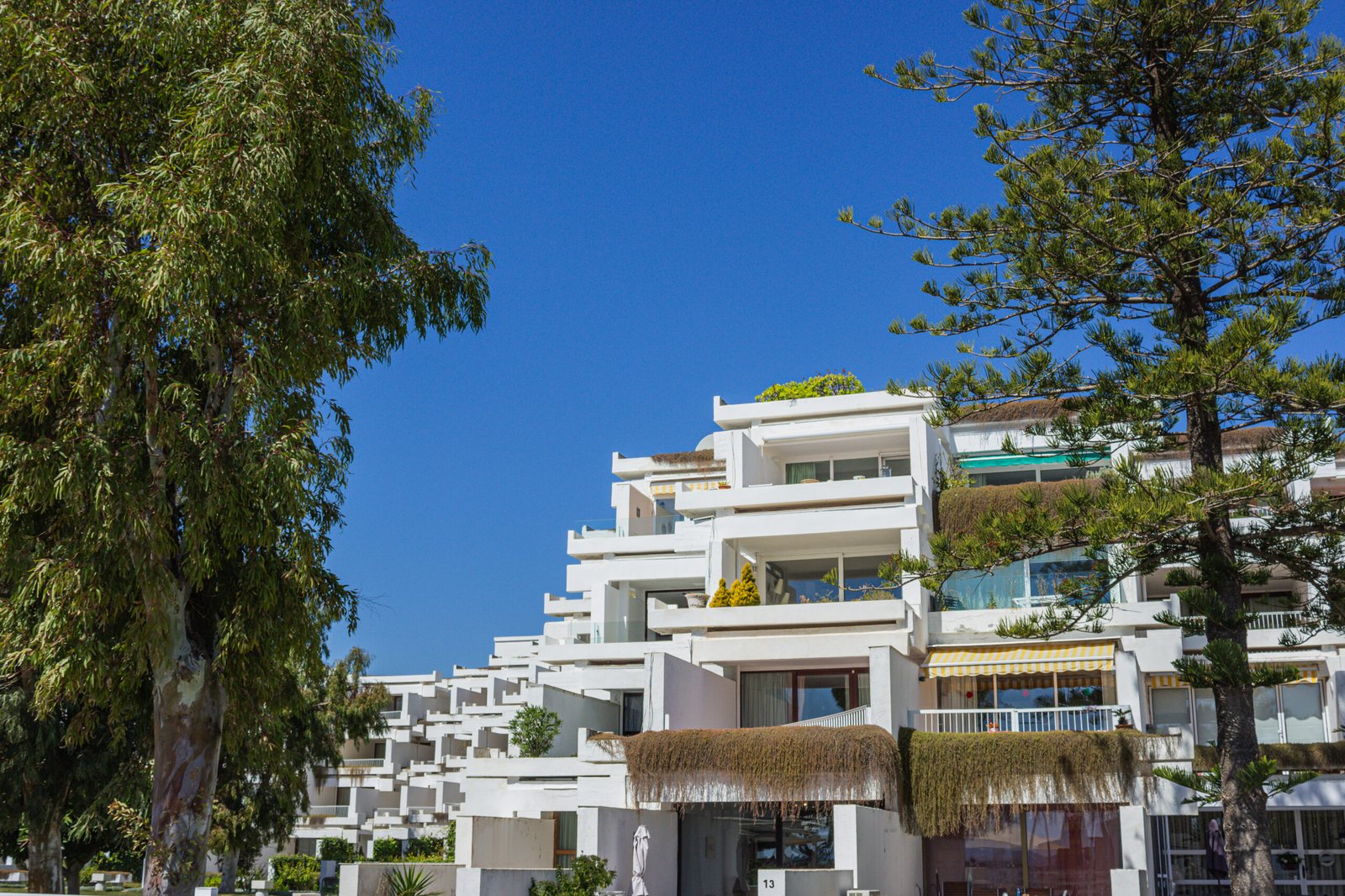 Ciudad Blanca de Francisco Javier Sáenz de Oíza en Alcúdia, Mallorca, fotografiada por Adrián Sempere