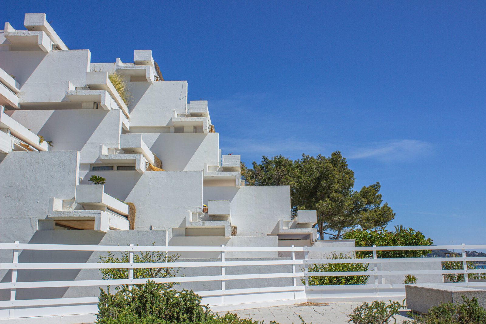 Ciudad Blanca de Francisco Javier S&aacute;enz de O&iacute;za en Alc&uacute;dia, Mallorca, fotografiada por Adri&aacute;n Sempere
