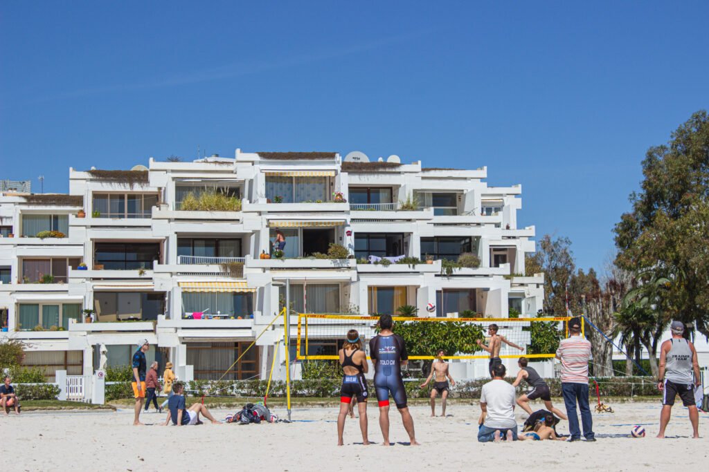 Ciudad Blanca de Francisco Javier S&aacute;enz de O&iacute;za en Alc&uacute;dia, Mallorca, fotografiada por Adri&aacute;n Sempere