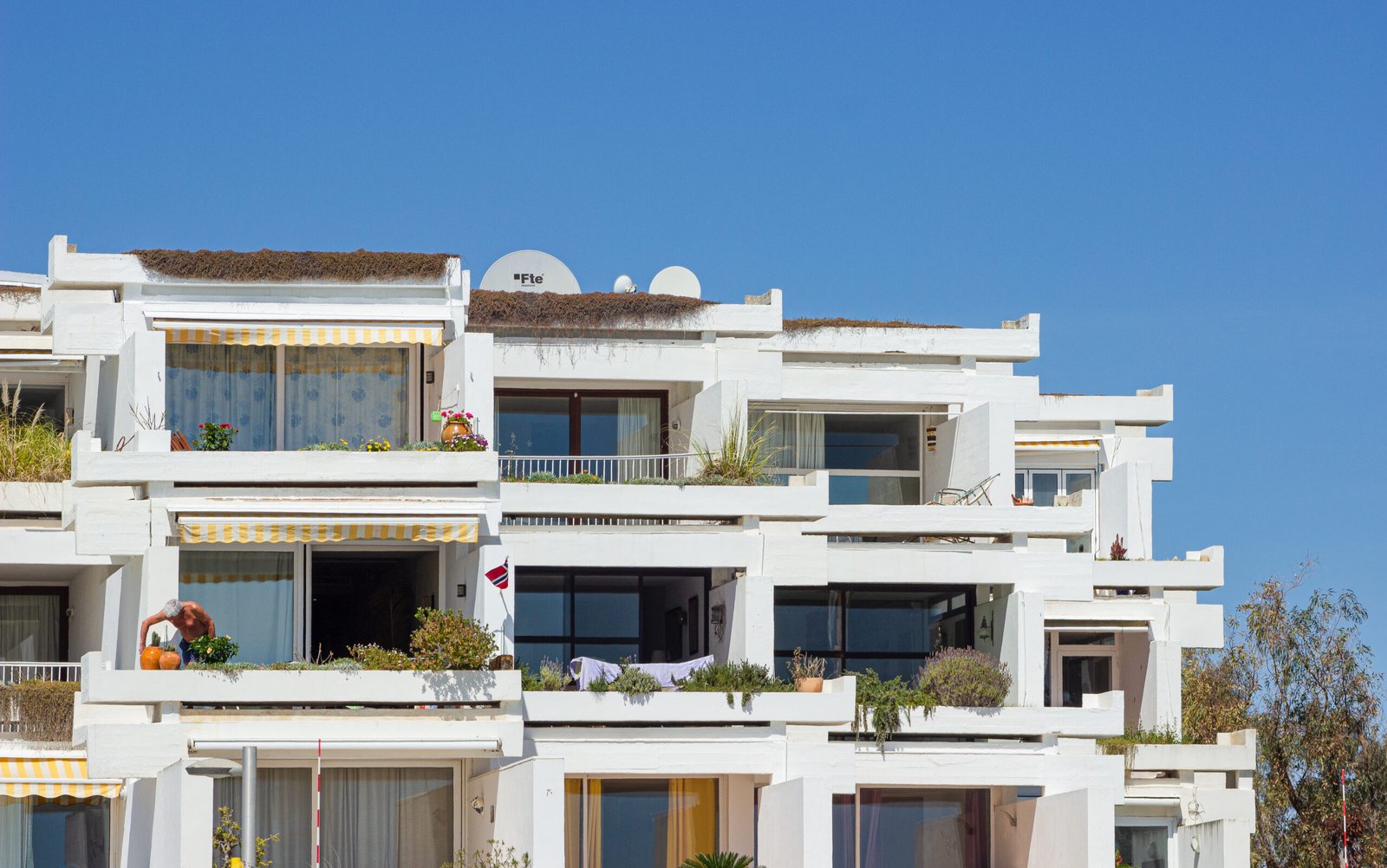 Ciudad Blanca de Francisco Javier S&aacute;enz de O&iacute;za en Alc&uacute;dia, Mallorca, fotografiada por Adri&aacute;n Sempere