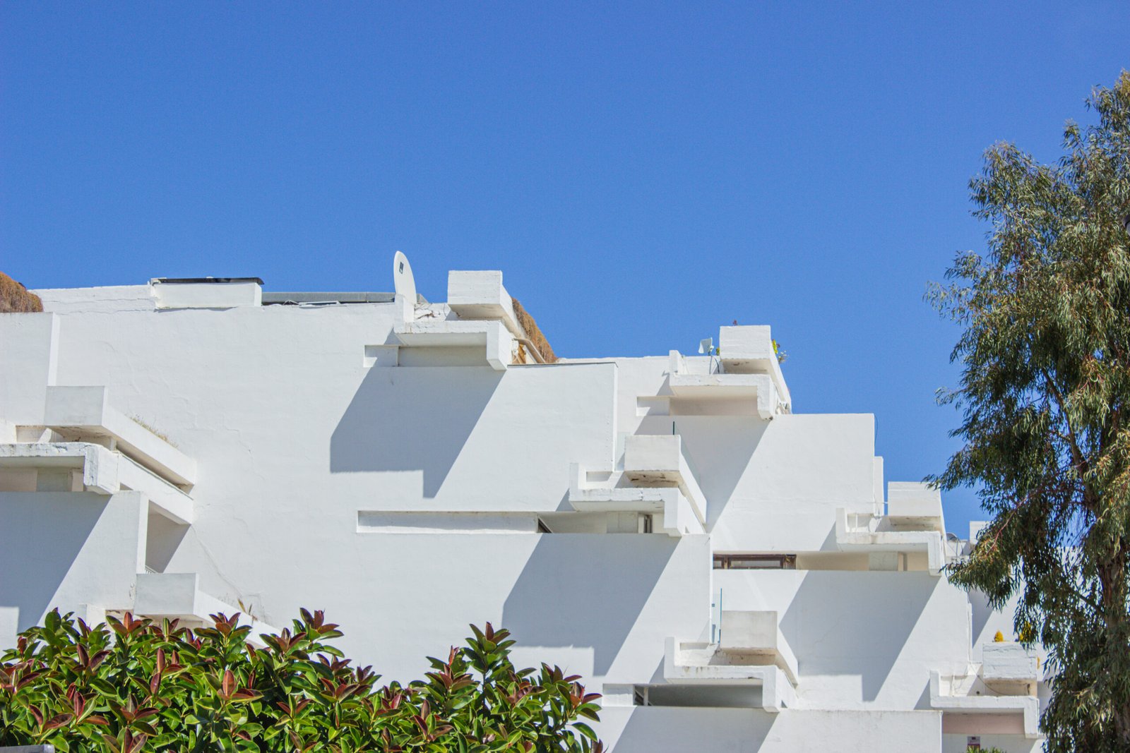 Ciudad Blanca de Francisco Javier S&aacute;enz de O&iacute;za en Alc&uacute;dia, Mallorca, fotografiada por Adri&aacute;n Sempere