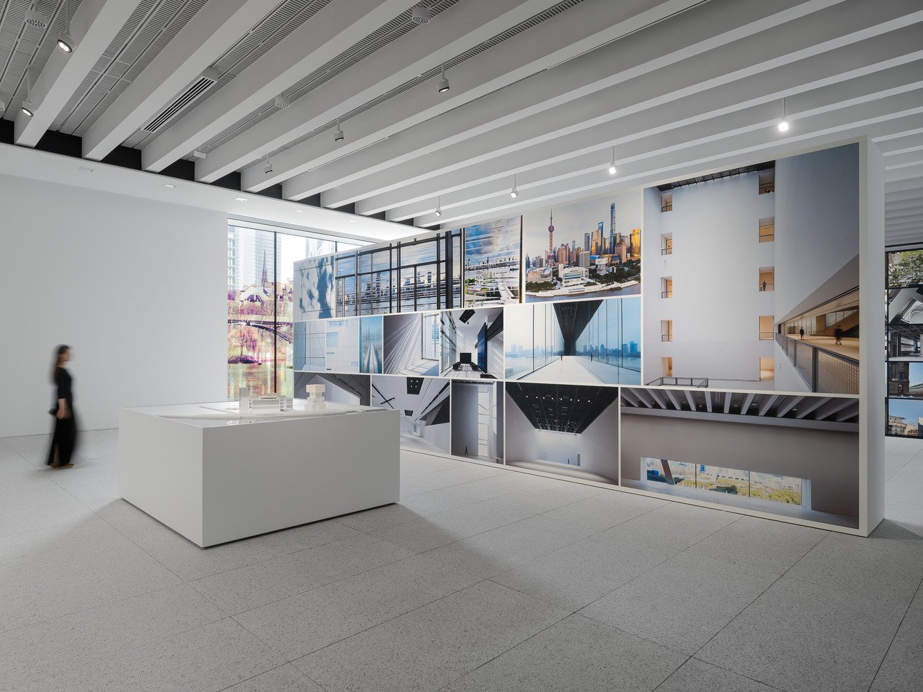 Sala de la exposici&oacute;n de Jean Nouvel en el Museum of Art Pudong de Shangh&aacute;i con maqueta y fotograf&iacute;as de arquitectura
