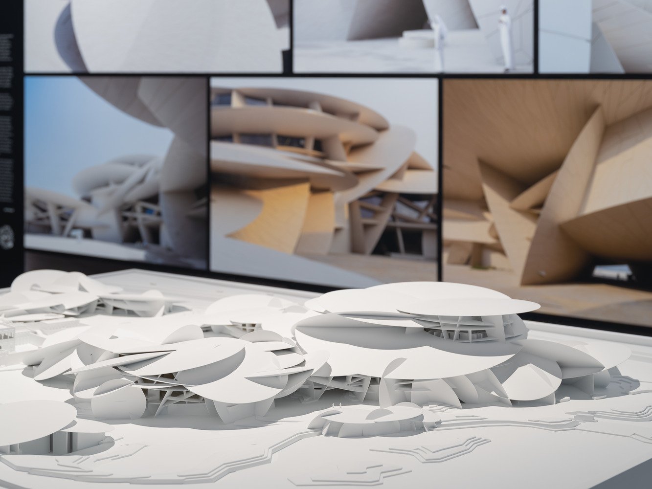 Maqueta blanca del National Museum of Qatar dise&ntilde;ado por Jean Nouvel expuesta en el Museum of Art Pudong