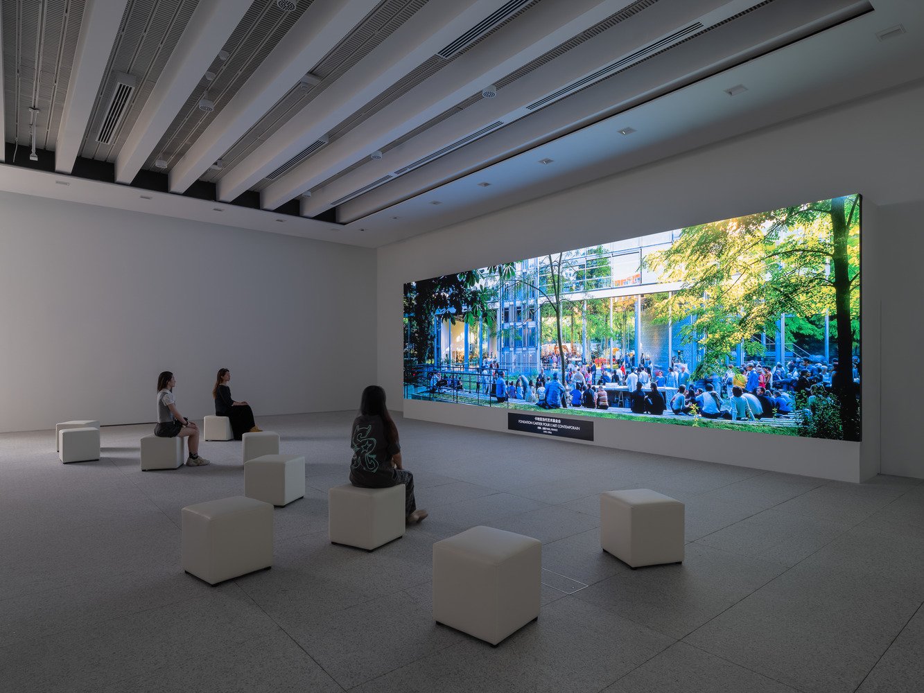 Visitantes contemplan una gran proyecci&oacute;n audiovisual en la exposici&oacute;n de Jean Nouvel del Museum of Art Pudong