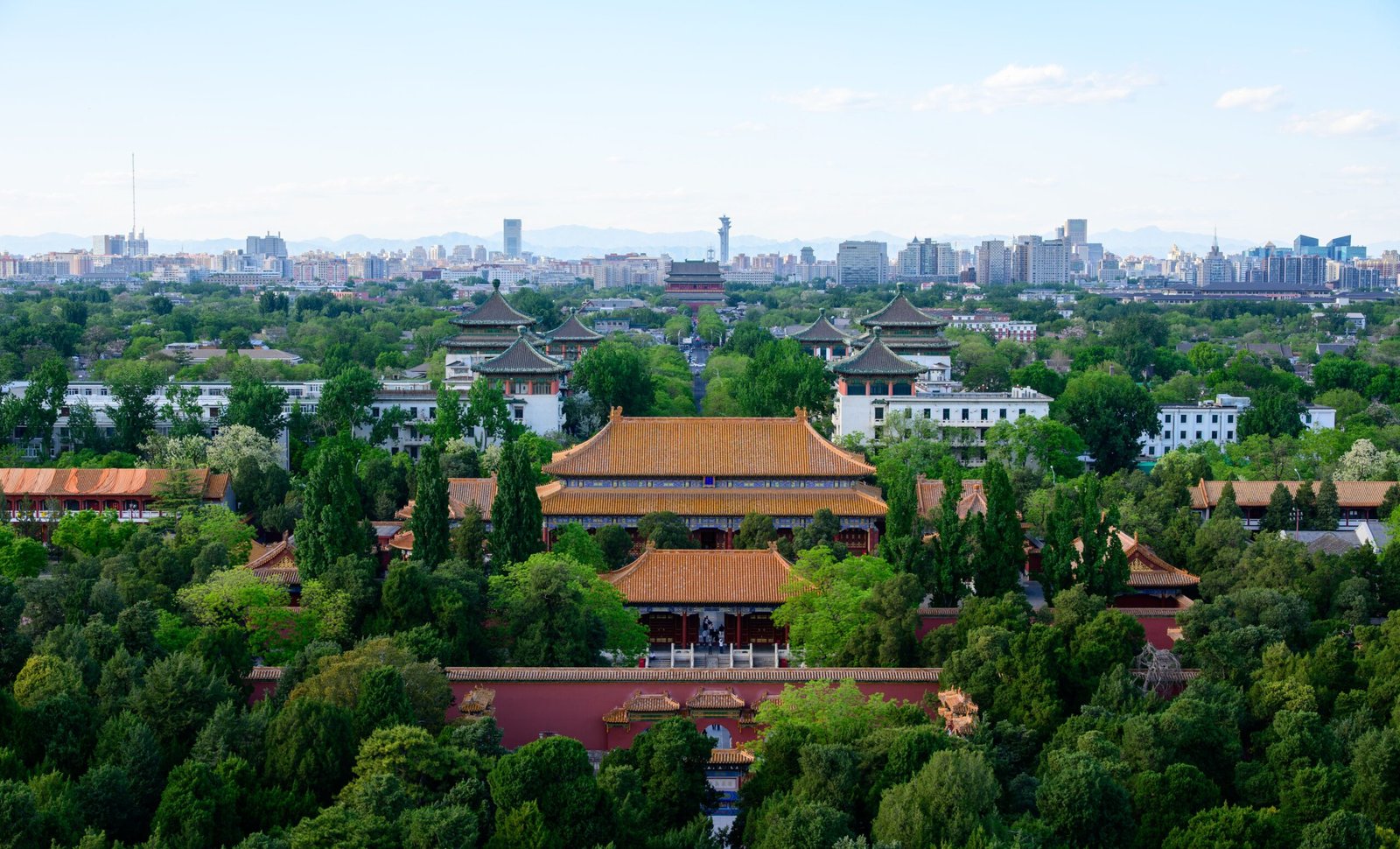 Vista panorámica de Pekín con arquitectura tradicional, zonas verdes y skyline contemporáneo