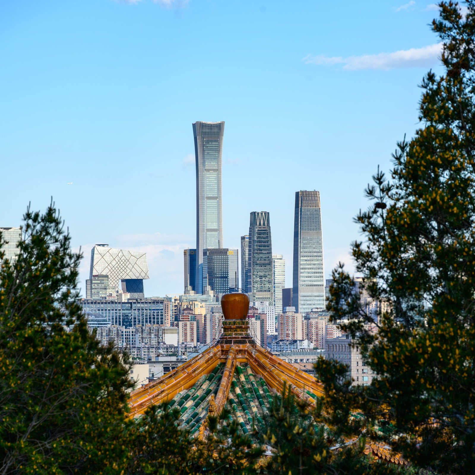 Cubierta tradicional de Pek&iacute;n frente al skyline contempor&aacute;neo del distrito financiero de la capital china