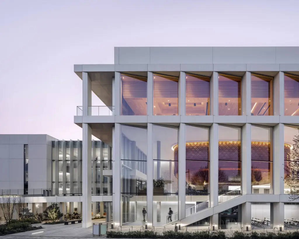 Exterior del Ray Dolby Centre de la Universidad de Cambridge dise&ntilde;ado por Jestico + Whiles