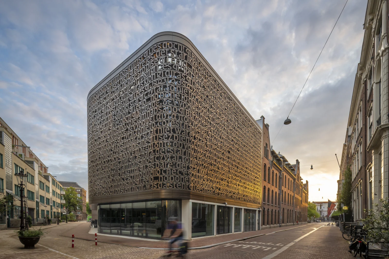 Atrio y Tree of Wisdom de la Biblioteca de la Universidad de &Aacute;msterdam