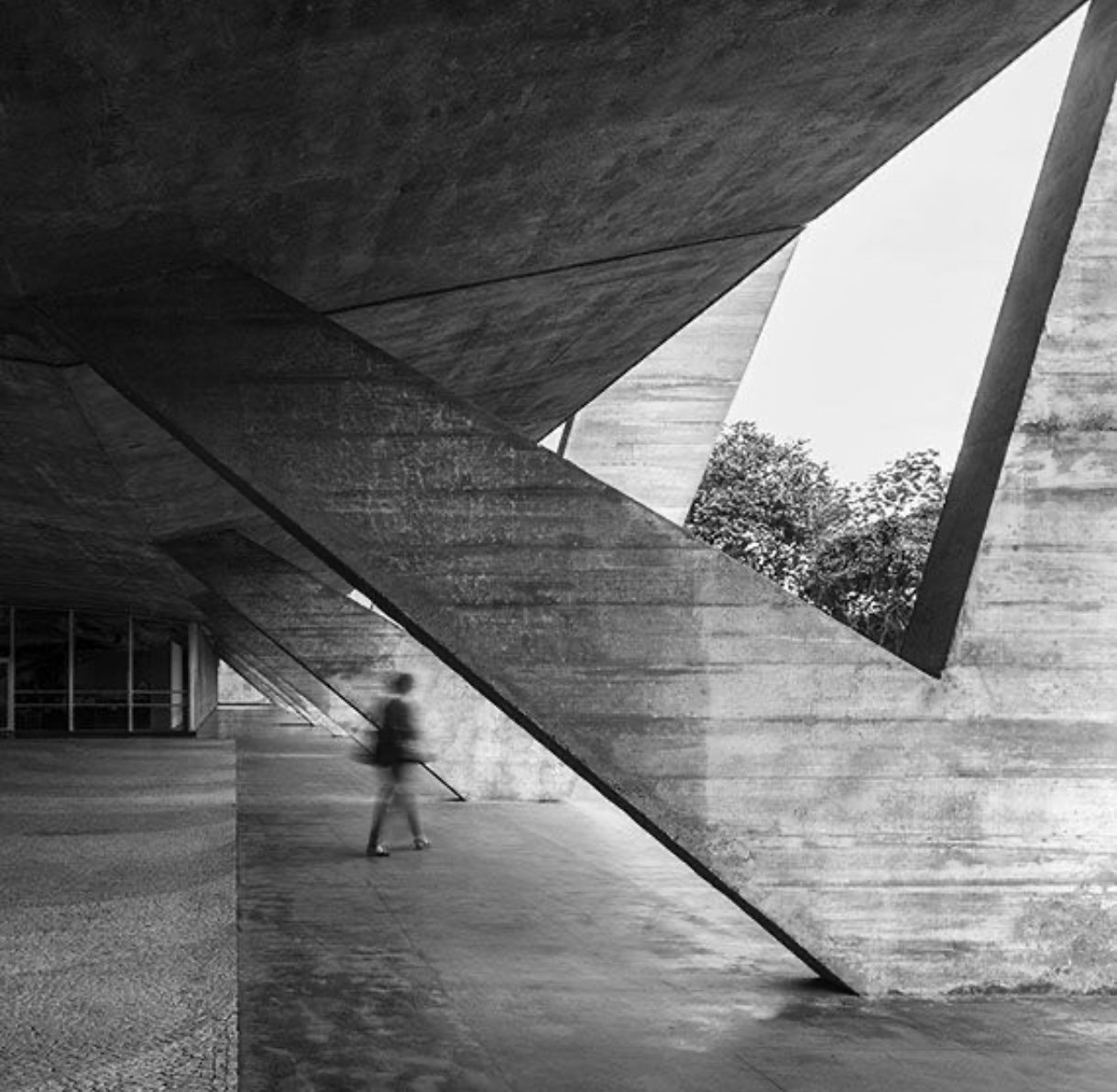 Estructura de hormigón del Museo de Arte Moderno de Río de Janeiro, con una persona caminando, en blanco y negro.
