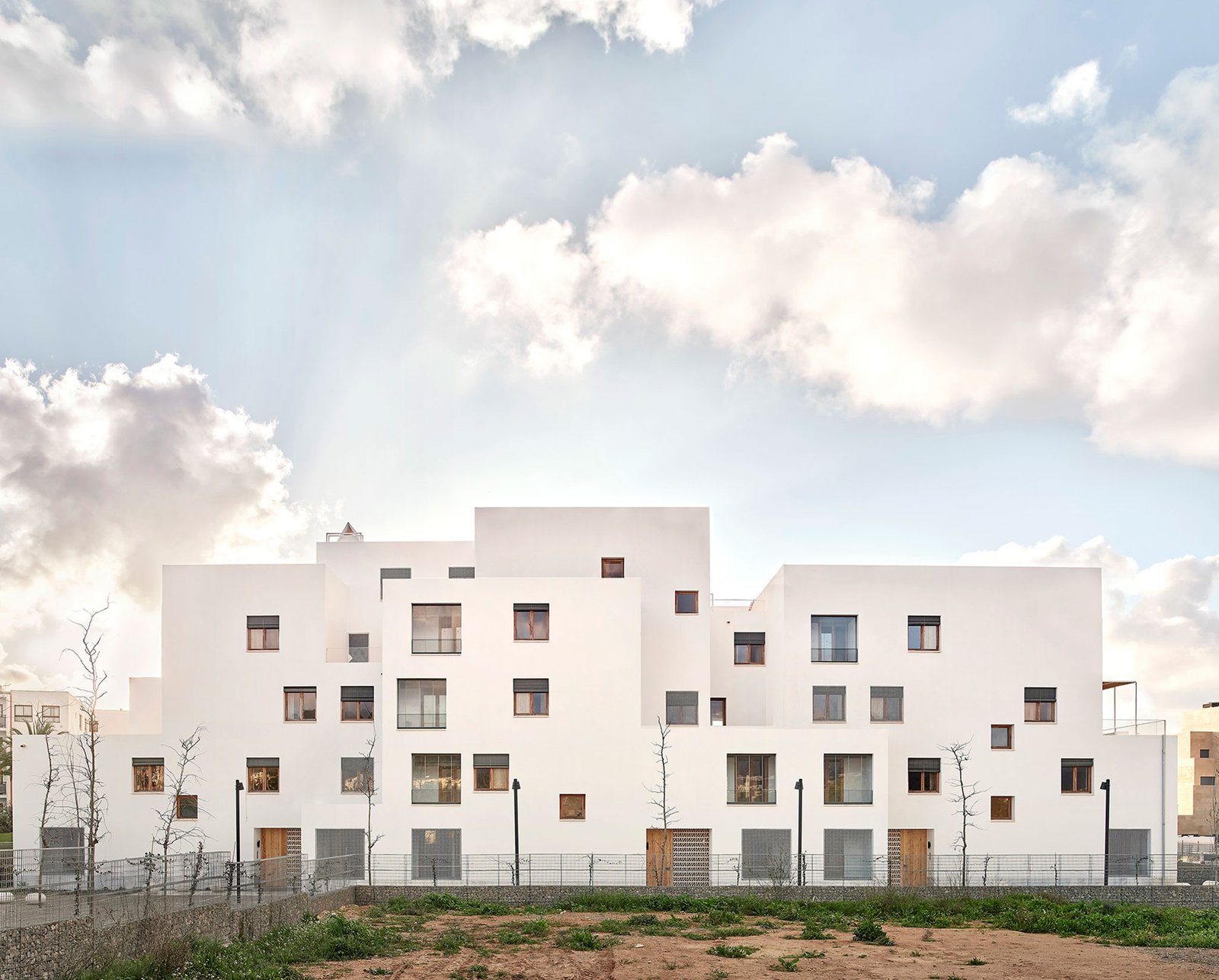 43 viviendas sociales de Peris+Toral Arquitectes en Ibiza
