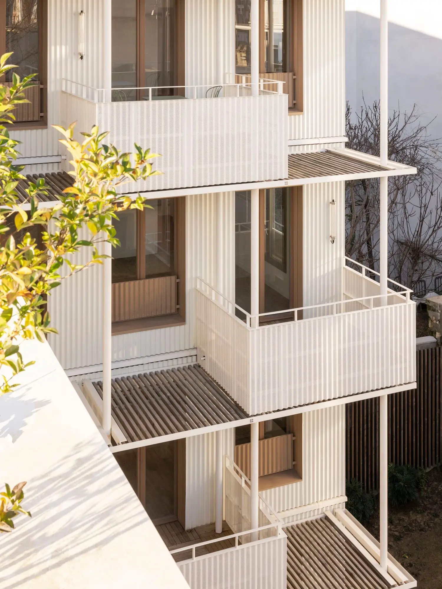 Balcones prefabricados de madera y metal sobre el patio