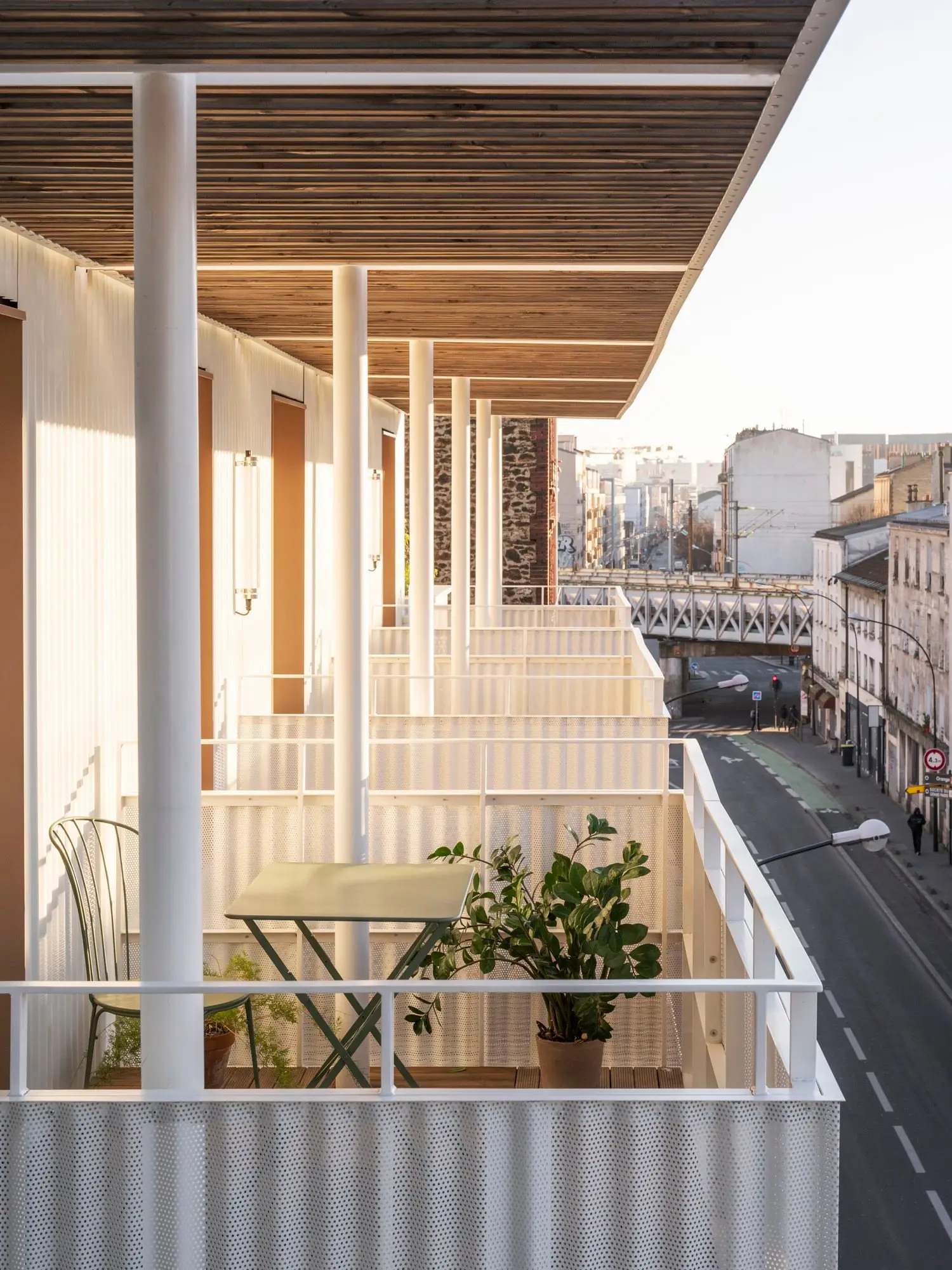 Perspectiva de los balcones y su estructura de madera