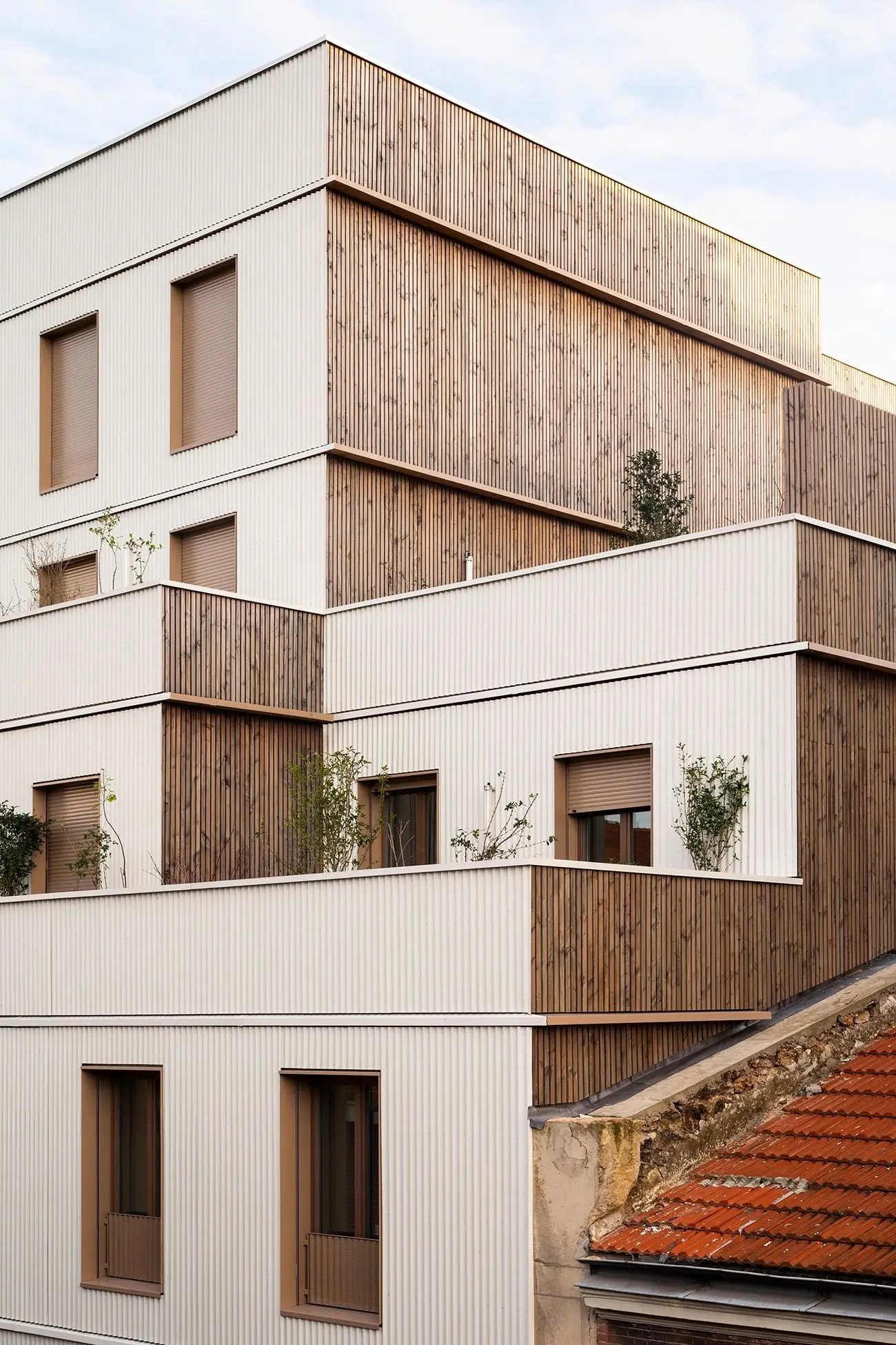 Vol&uacute;menes escalonados con revestimientos de madera y metal