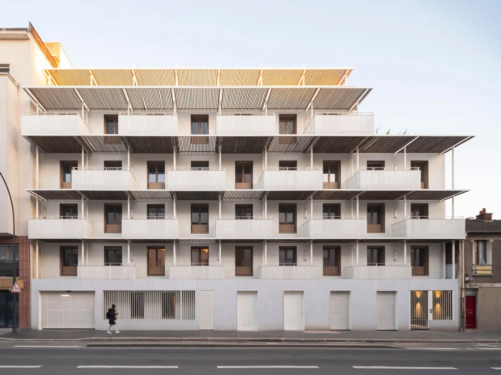 Vista general de la fachada y balcones de las 44 viviendas en Saint-Denis