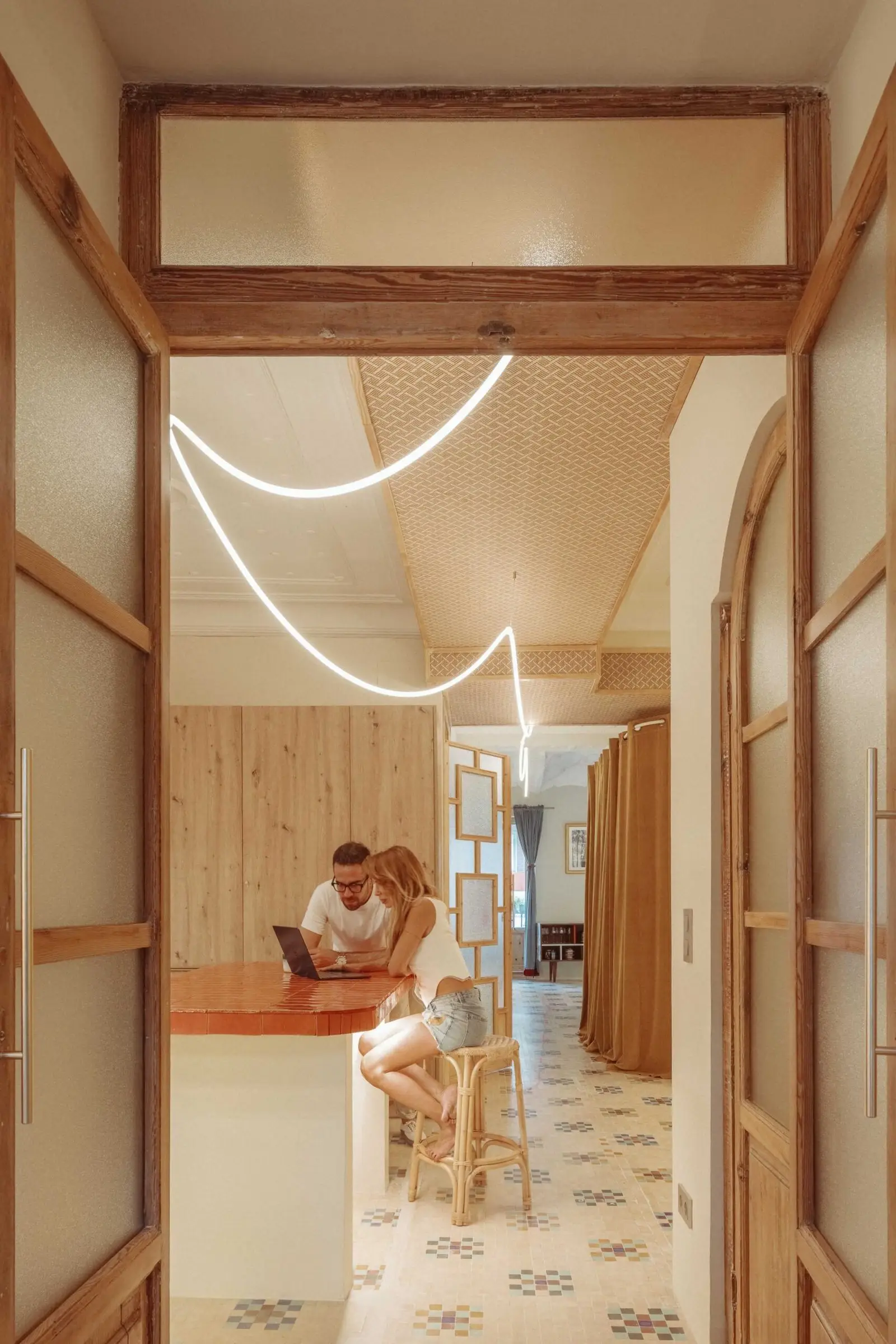 Puerta de madera original entre dormitorio y cocina de Casa Ángel en Ruzafa