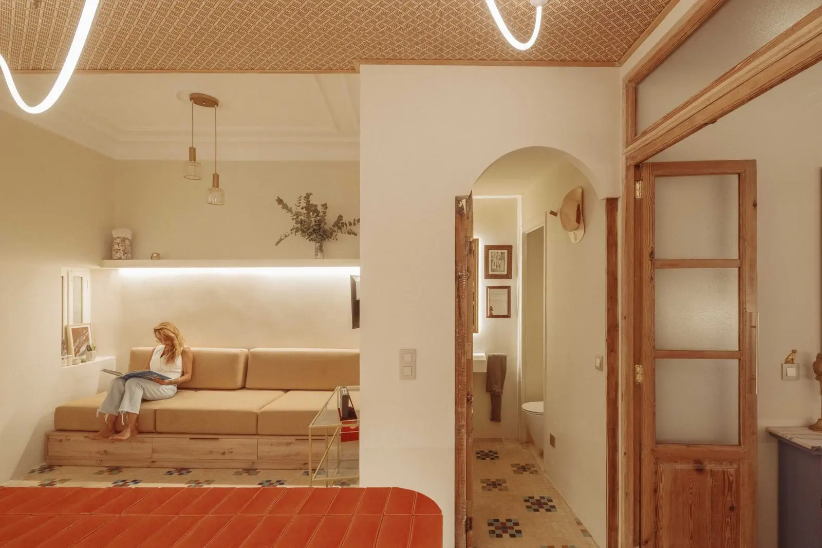 Bancada de obra del salón junto a la cocina de Casa Ángel en Ruzafa