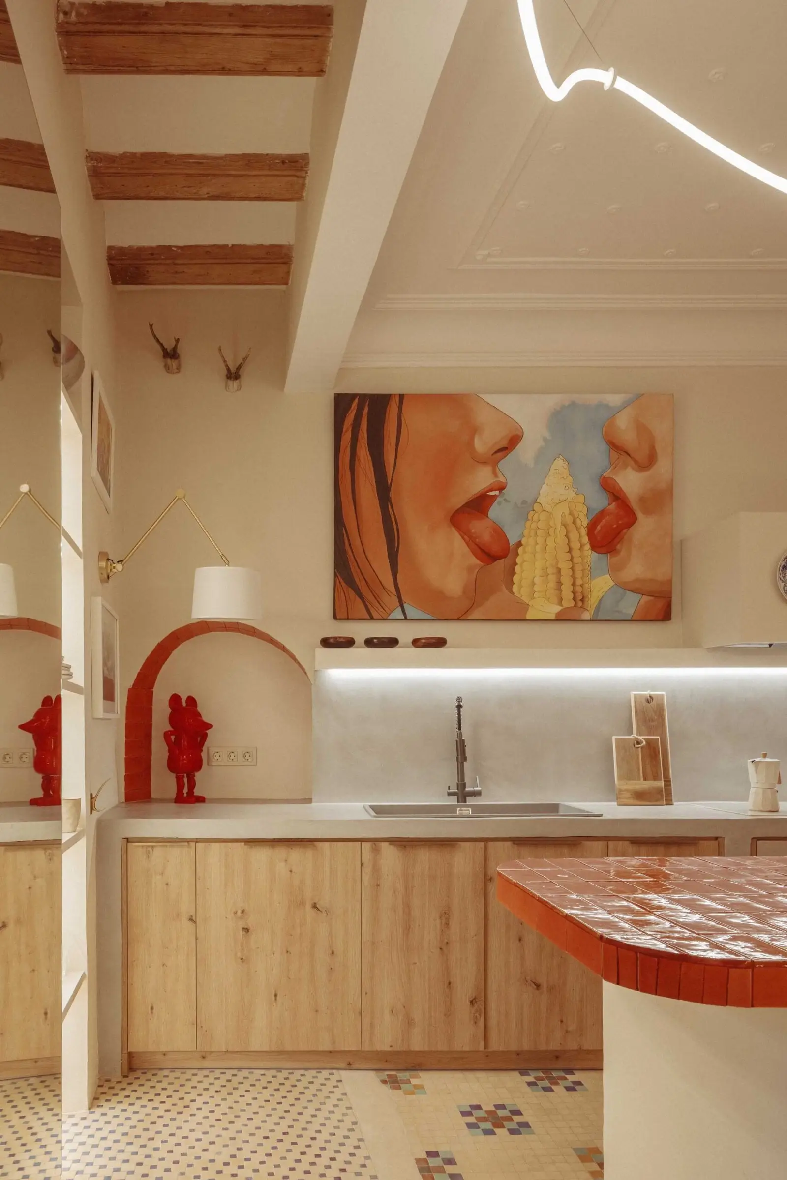 Detalle de la cocina con isla cerámica y mueble de madera de Casa Ángel en Ruzafa