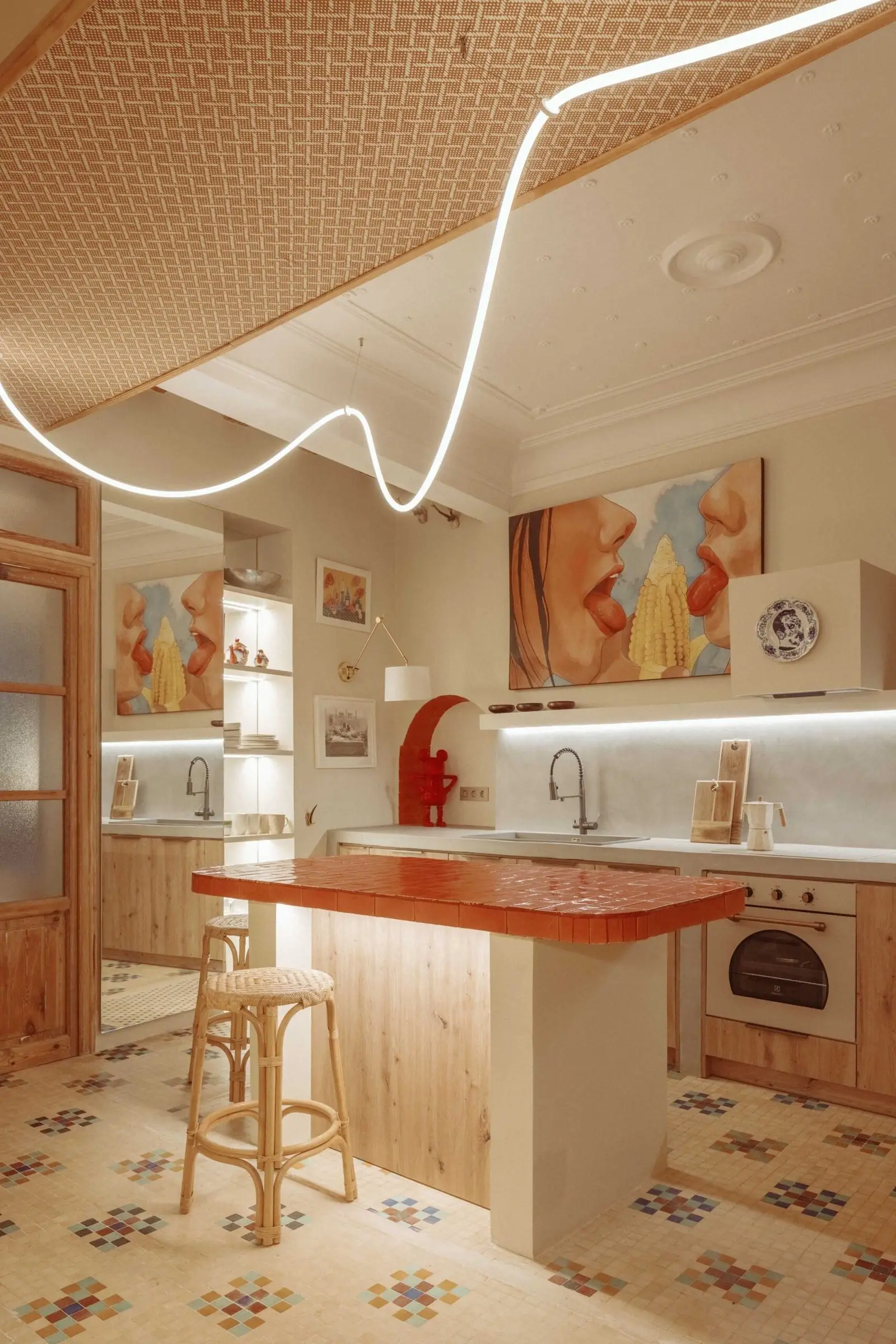 Cocina y línea de luz suspendida bajo el techo restaurado de Casa Ángel en Ruzafa
