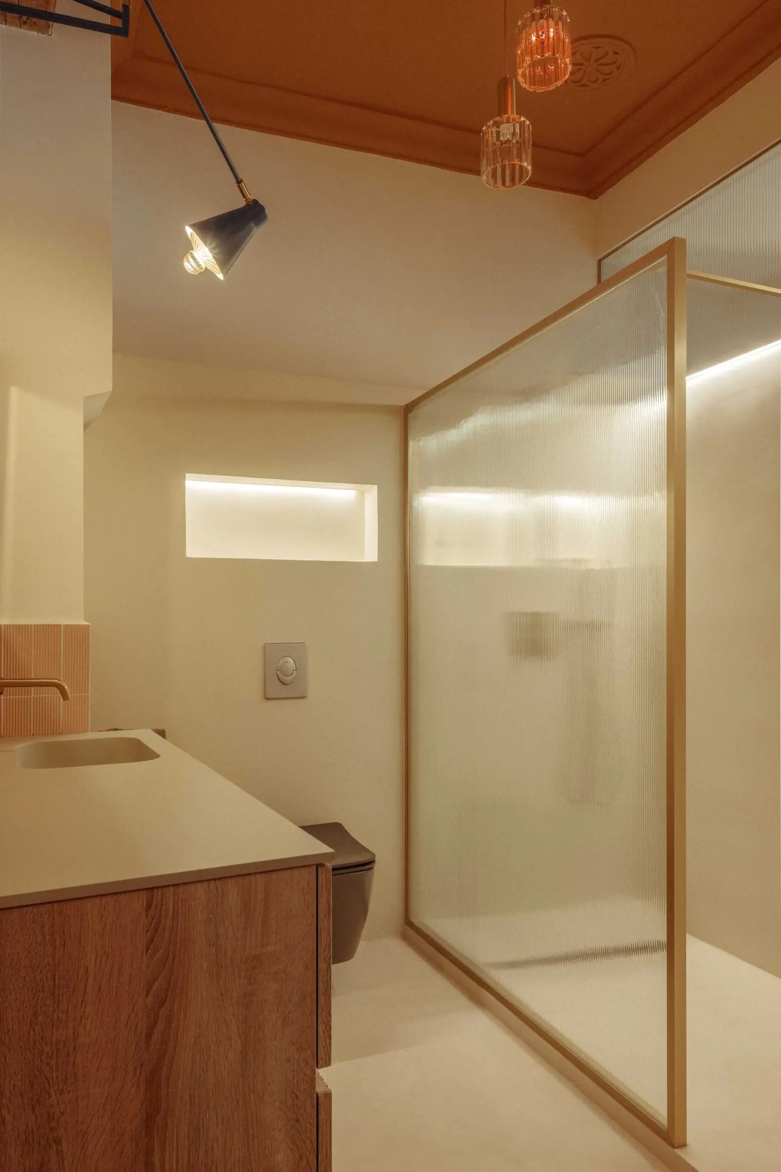 Baño con ducha y mampara de vidrio texturado de Casa Ángel en Ruzafa