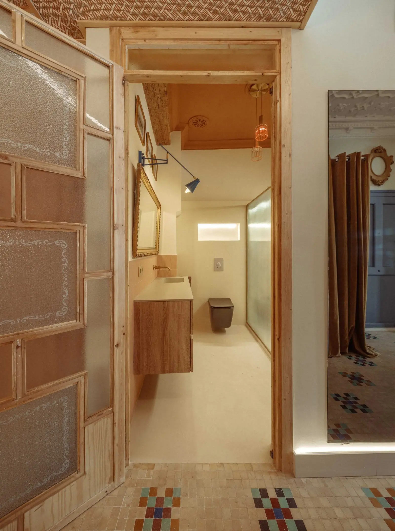 Acceso al baño a través de una puerta restaurada de Casa Ángel en Ruzafa