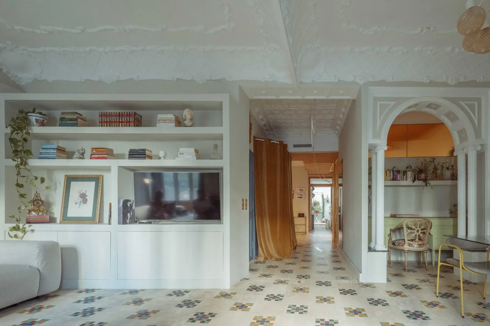 Vista general del salón, pasillo y arco original de Casa Ángel en Ruzafa