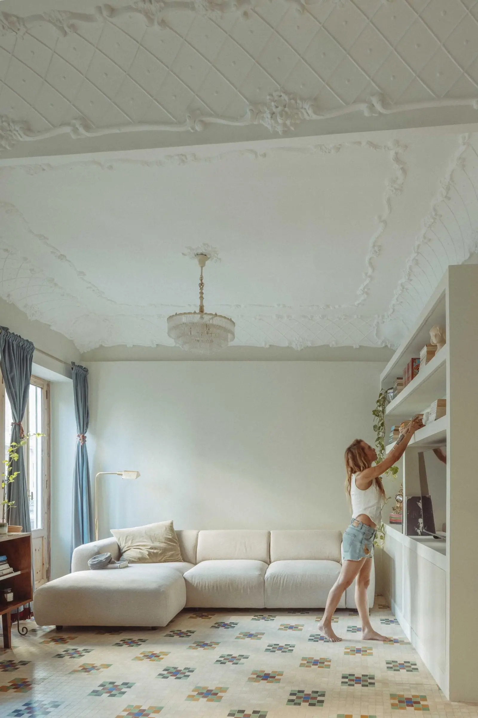 Salón con sofá y estantería de obra de Casa Ángel en Ruzafa