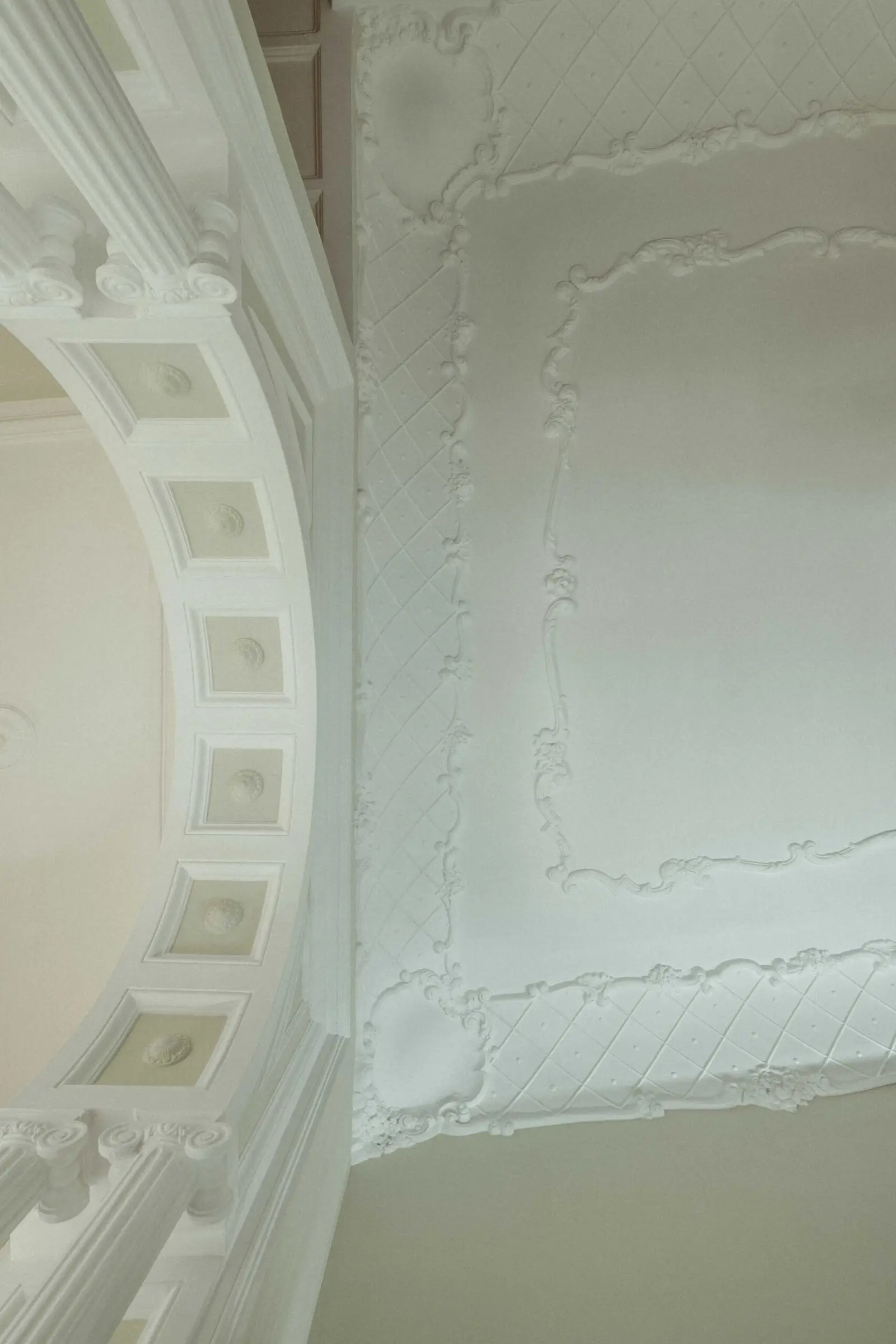 Detalle de las molduras y el arco restaurado de Casa Ángel en Ruzafa