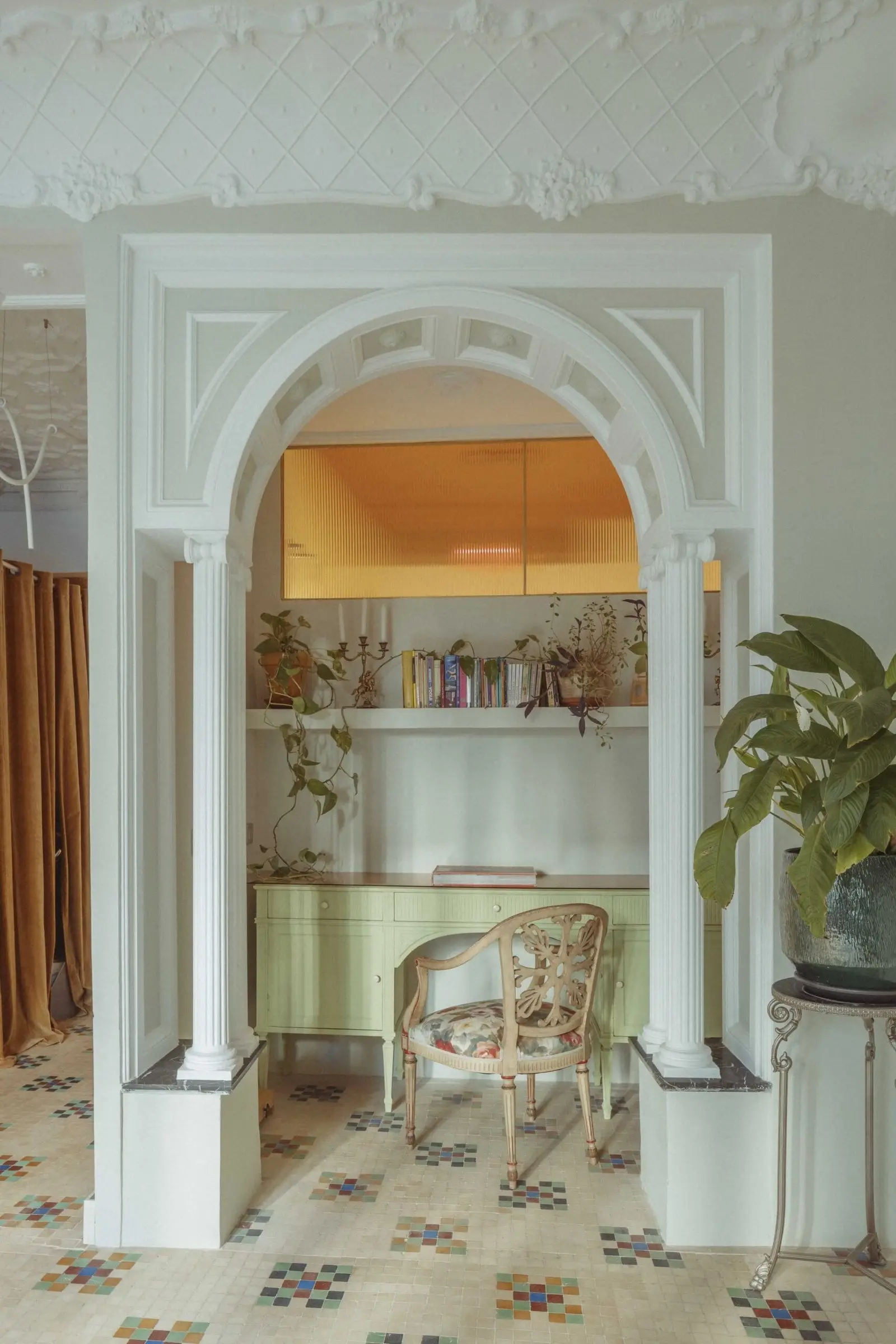 Arco original que enmarca un rincón de estar de Casa Ángel en Ruzafa