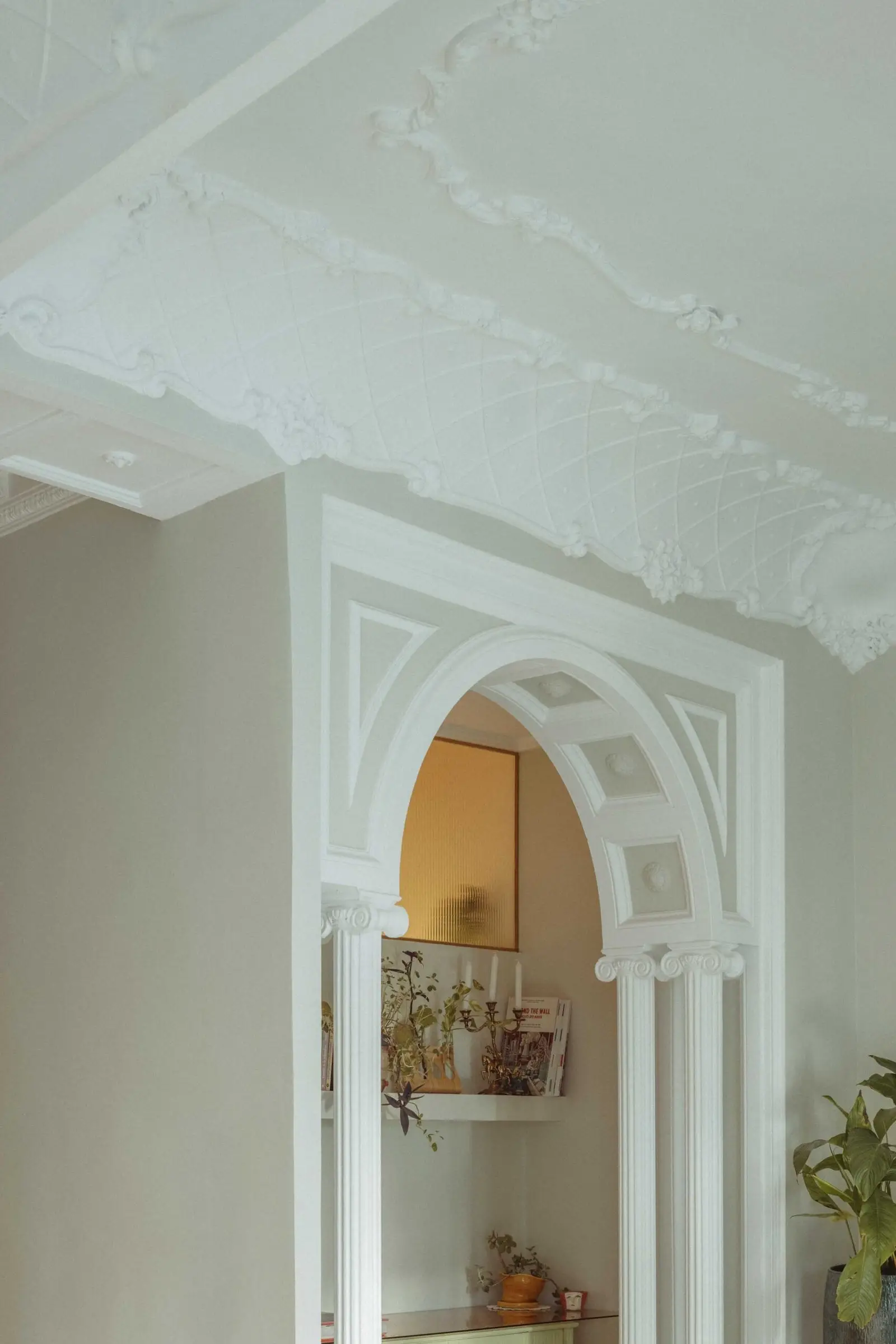 Detalle del arco y las molduras del techo de Casa Ángel en Ruzafa