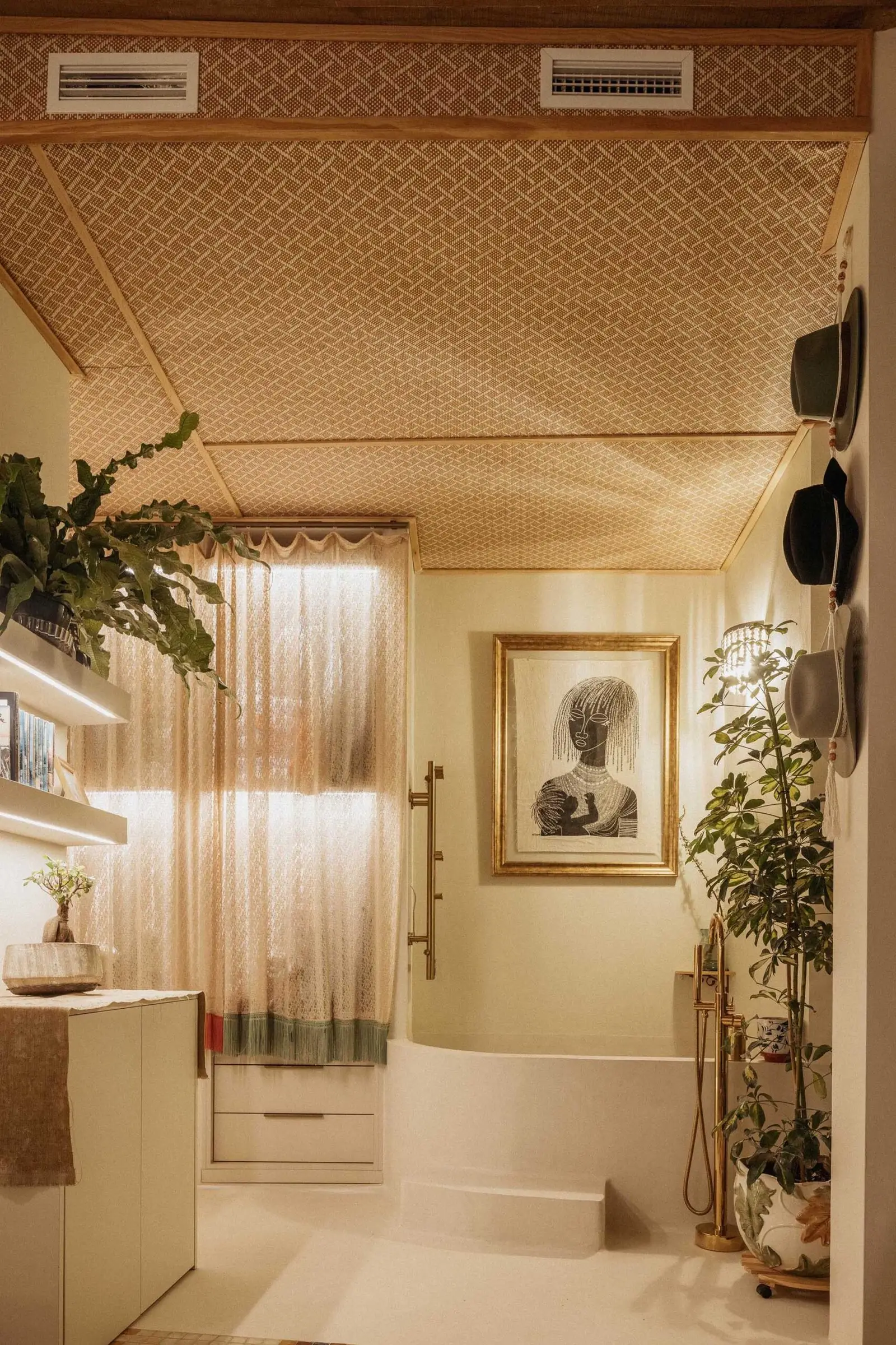 Bañera de obra junto a la ventana de Casa Ángel en Ruzafa