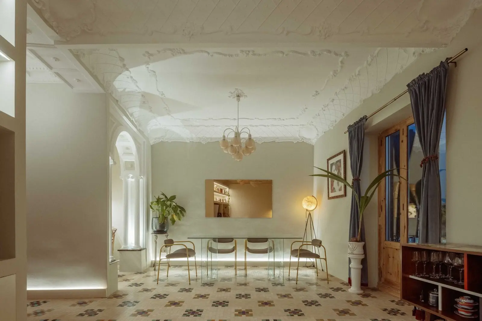 Vista nocturna del estar con bancada y molduras de Casa Ángel en Ruzafa