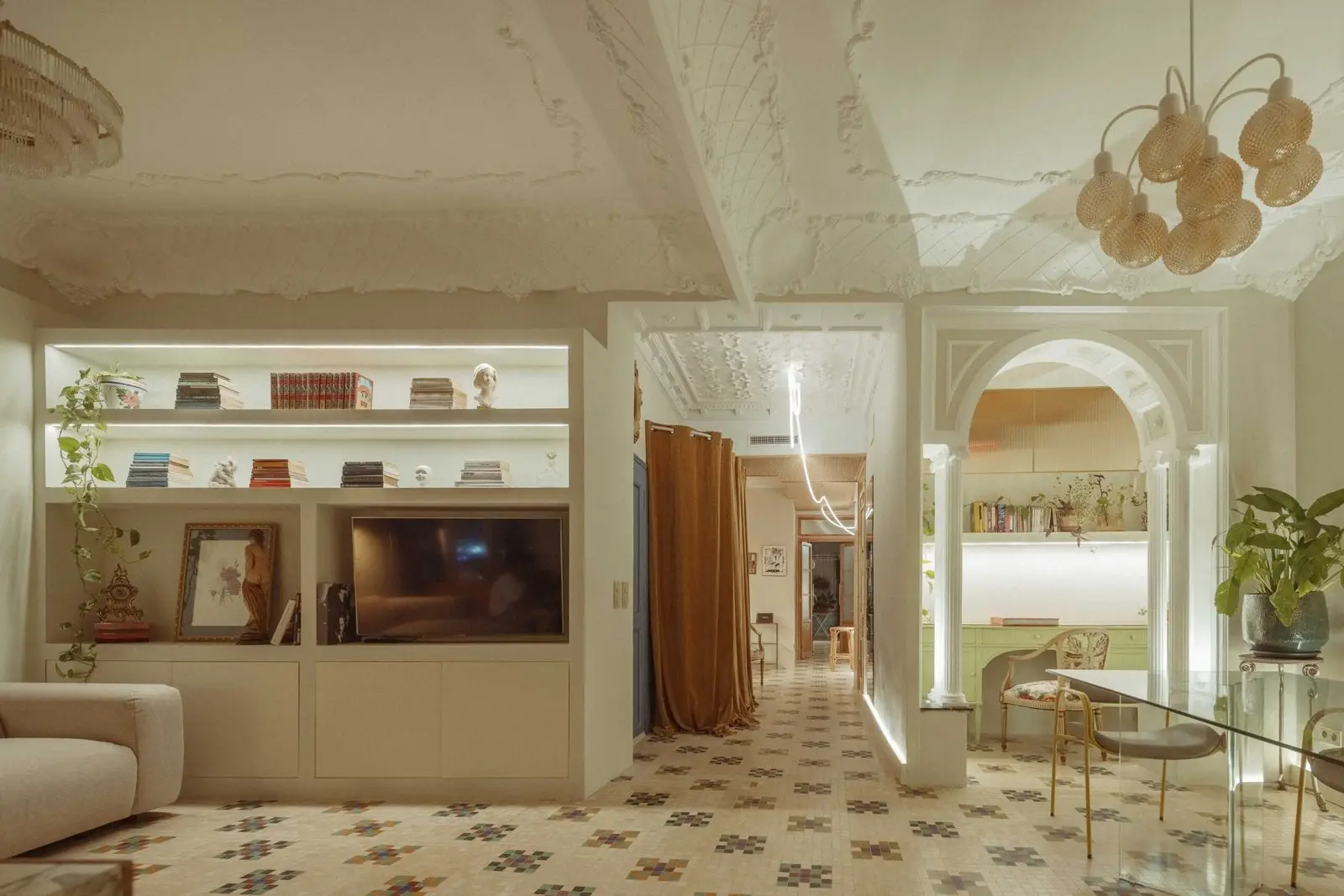 Salón y pasillo con iluminación ambiental de Casa Ángel en Ruzafa