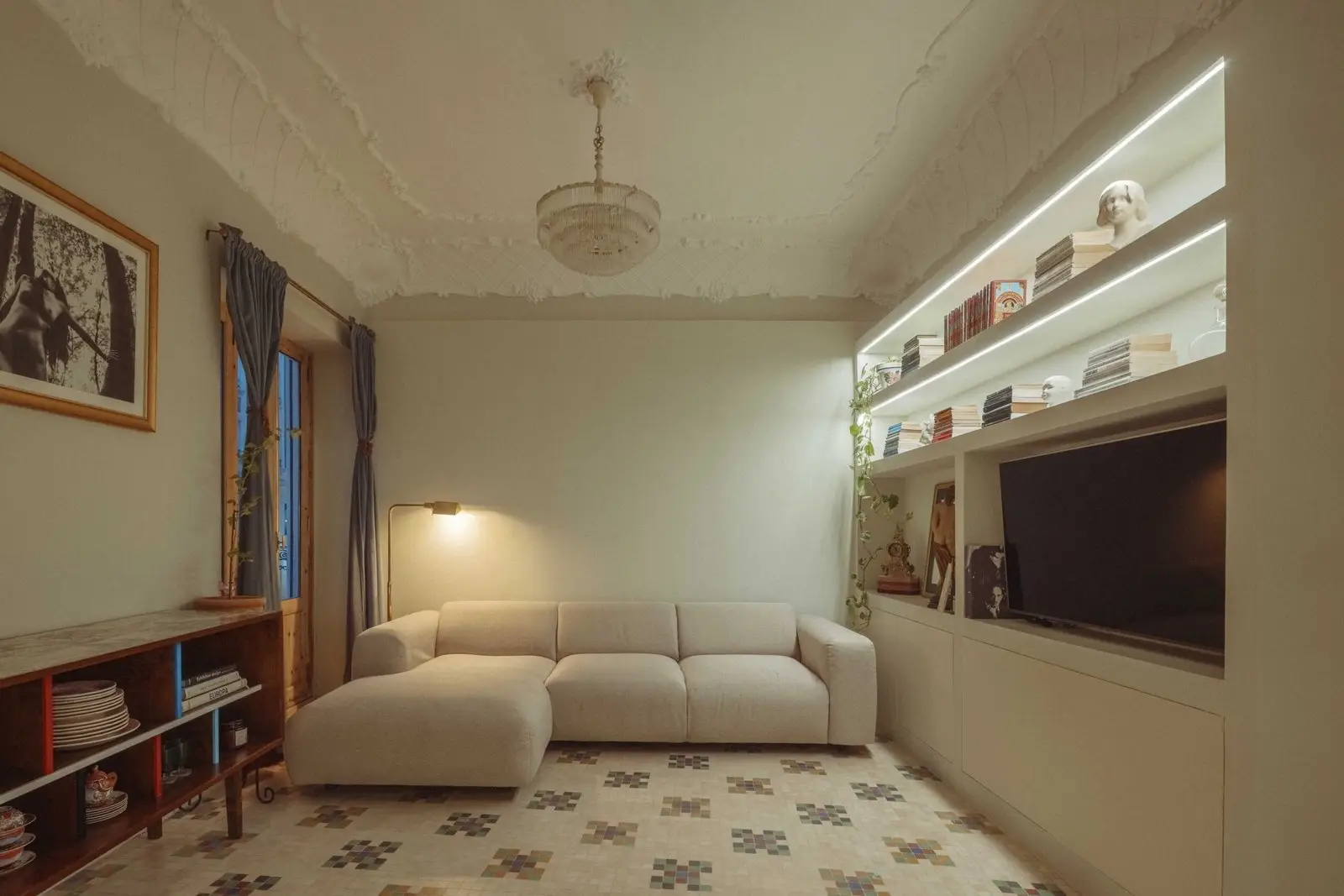 Sala de estar iluminada por la noche de Casa Ángel en Ruzafa
