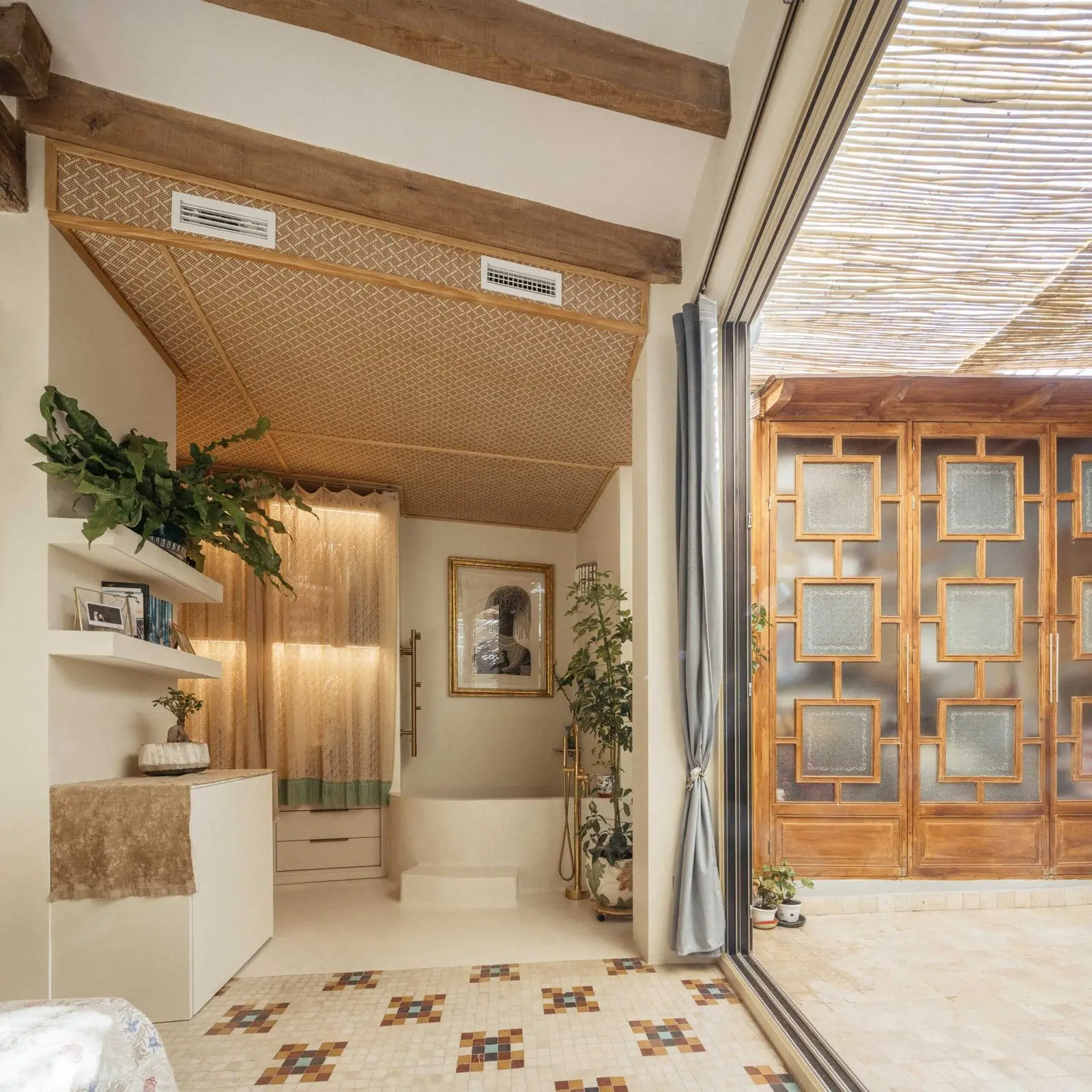 Dormitorio y bañera conectados con el patio de Casa Ángel en Ruzafa