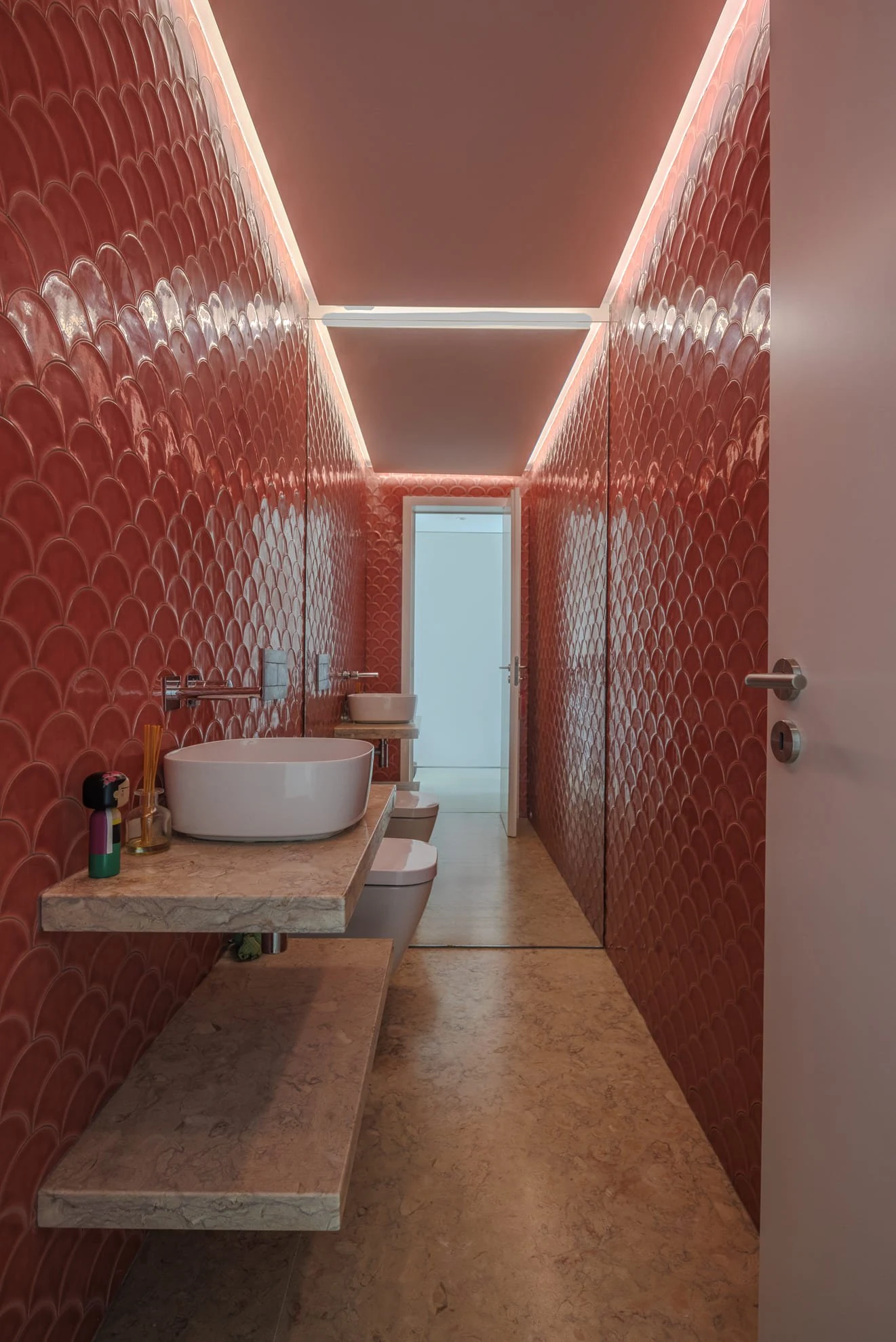 Ba&ntilde;o con revestimiento cer&aacute;mico rojo de Casa CC, de Esquissos